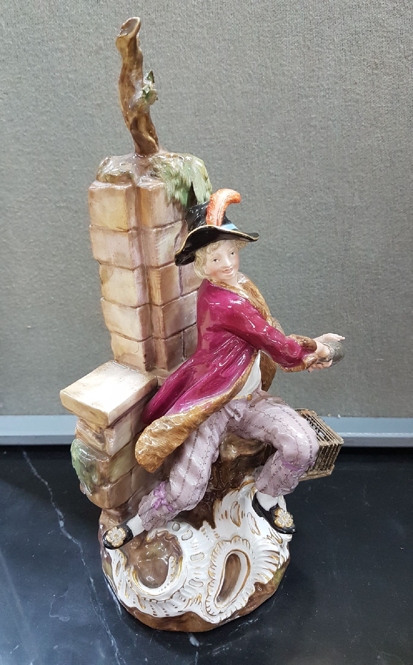 Detail a: Porzellangruppe, Meissen, um 1860, 2. Wahl, Rattenfänger, Entwurf von Friedrich Elias Meyer, Porzellan, polychrom bemalt, Rattenfänger auf ...