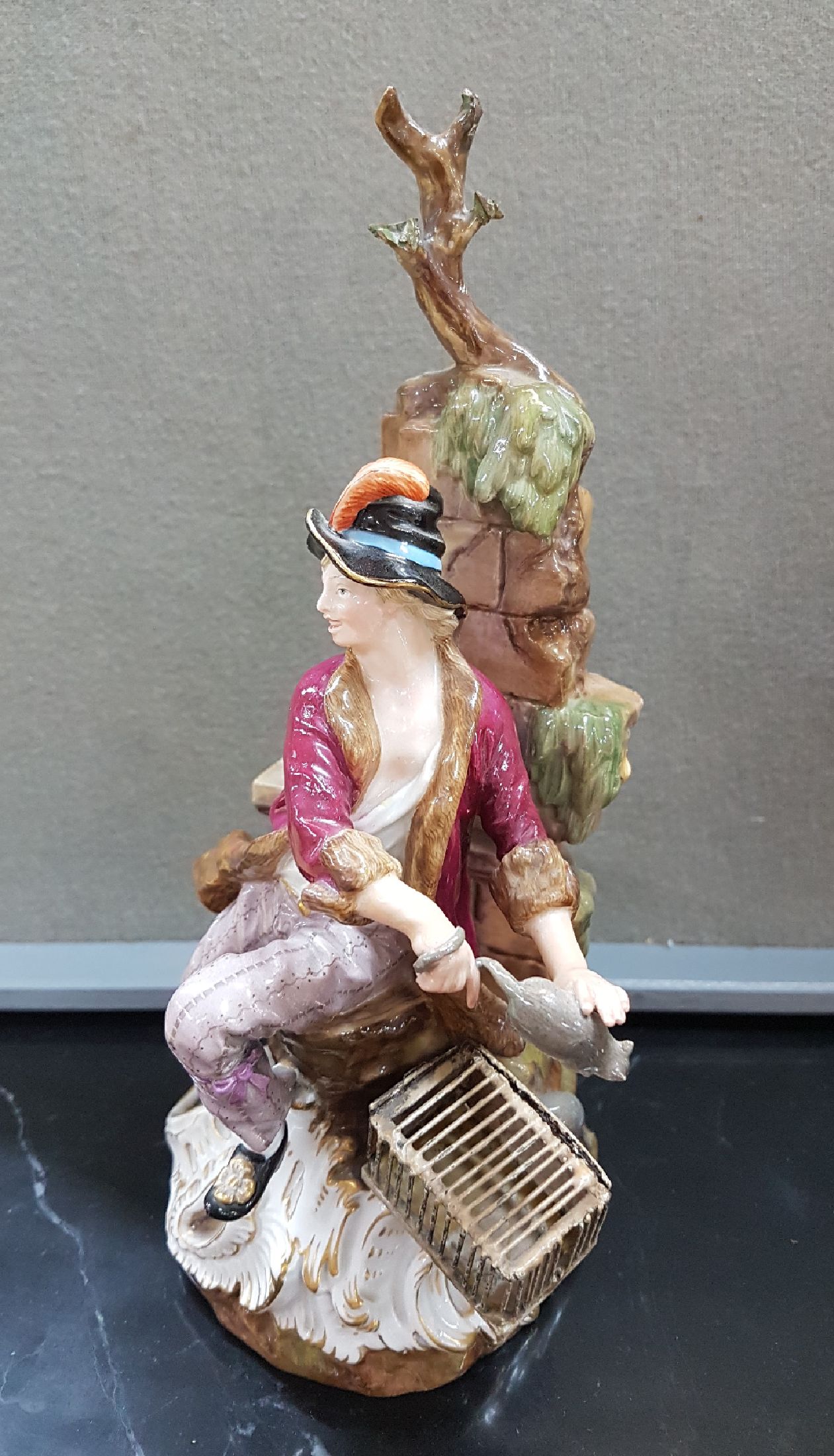 Detail b: Porzellangruppe, Meissen, um 1860, 2. Wahl, Rattenfänger, Entwurf von Friedrich Elias Meyer, Porzellan, polychrom bemalt, Rattenfänger auf ...