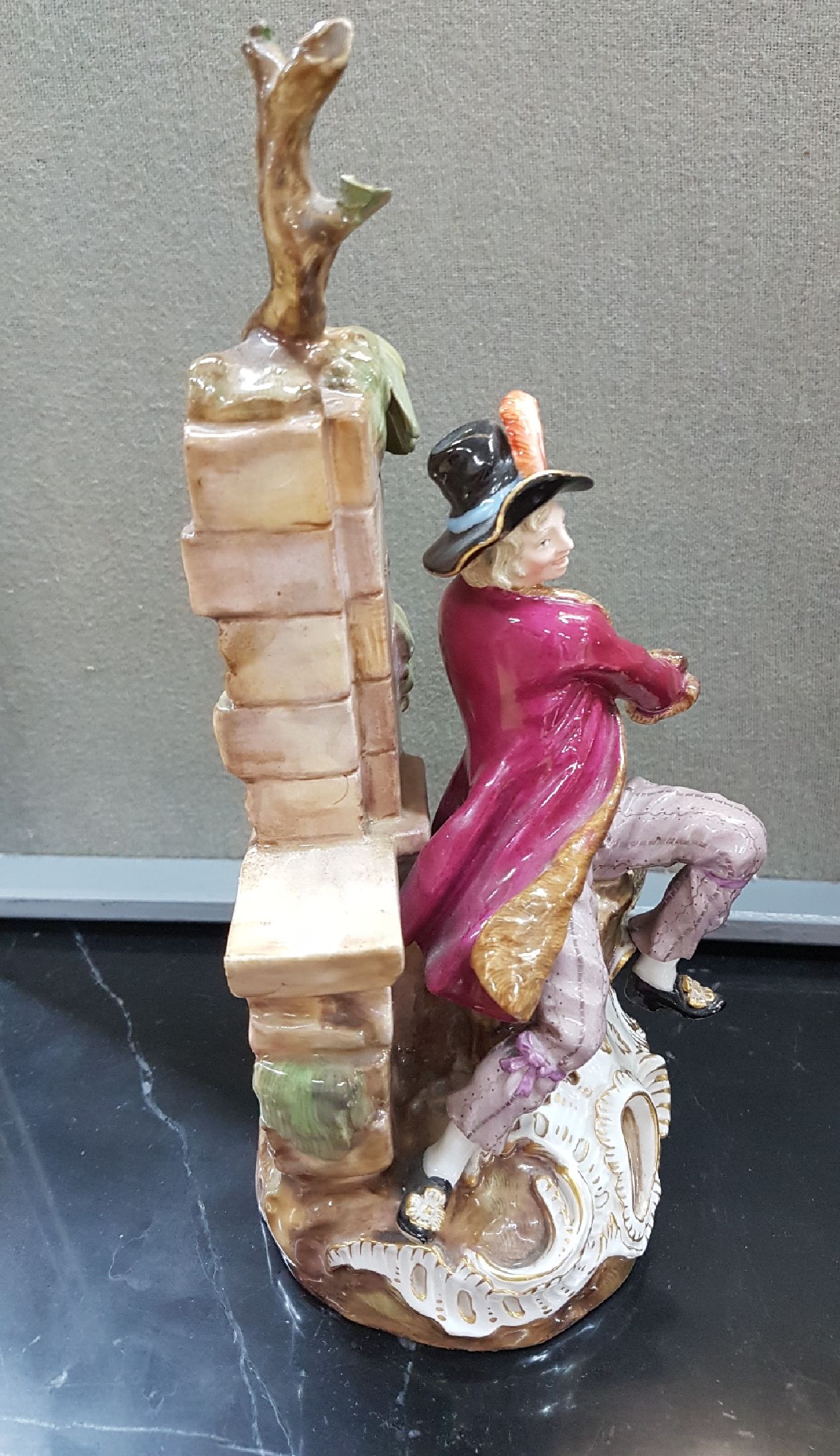 Detail e: Porzellangruppe, Meissen, um 1860, 2. Wahl, Rattenfänger, Entwurf von Friedrich Elias Meyer, Porzellan, polychrom bemalt, Rattenfänger auf ...