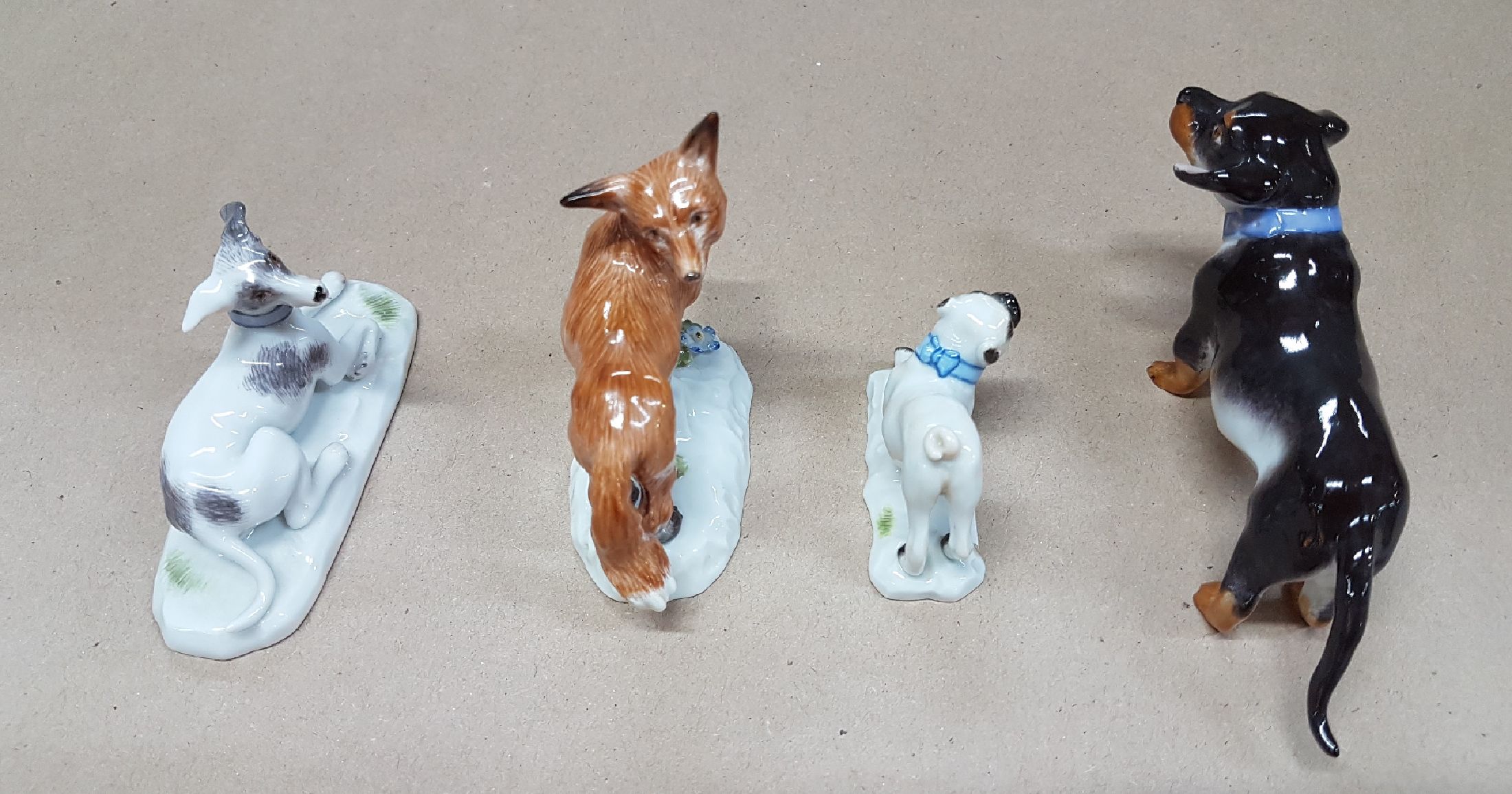 Detail b: Vier Miniaturen/Porzellanfiguren, Meissen, 20. Jh., Tierdarstellungen, feine polychrome Bemalung, Fuchs L. 7 cm, Dackel L. 10 cm, liegender Jagdhund, ...