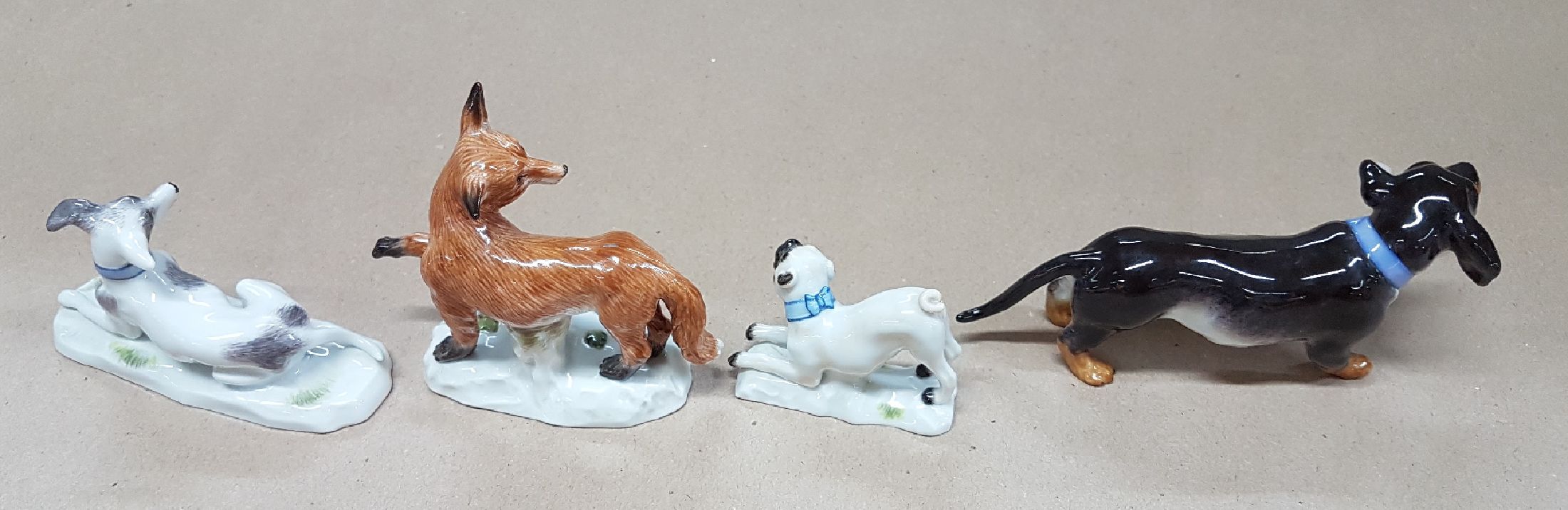 Detail c: Vier Miniaturen/Porzellanfiguren, Meissen, 20. Jh., Tierdarstellungen, feine polychrome Bemalung, Fuchs L. 7 cm, Dackel L. 10 cm, liegender Jagdhund, ...