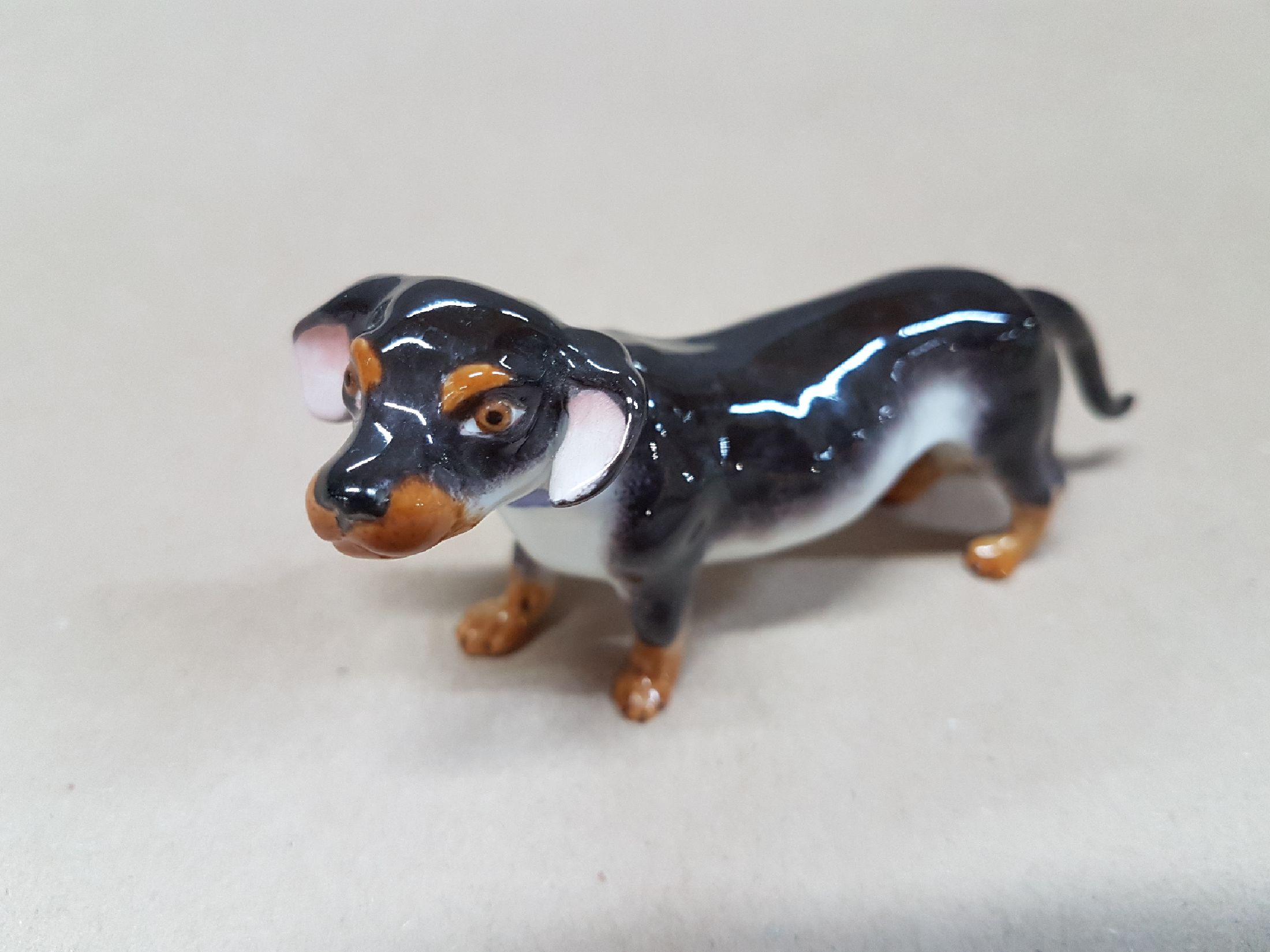 Detail d: Vier Miniaturen/Porzellanfiguren, Meissen, 20. Jh., Tierdarstellungen, feine polychrome Bemalung, Fuchs L. 7 cm, Dackel L. 10 cm, liegender Jagdhund, ...