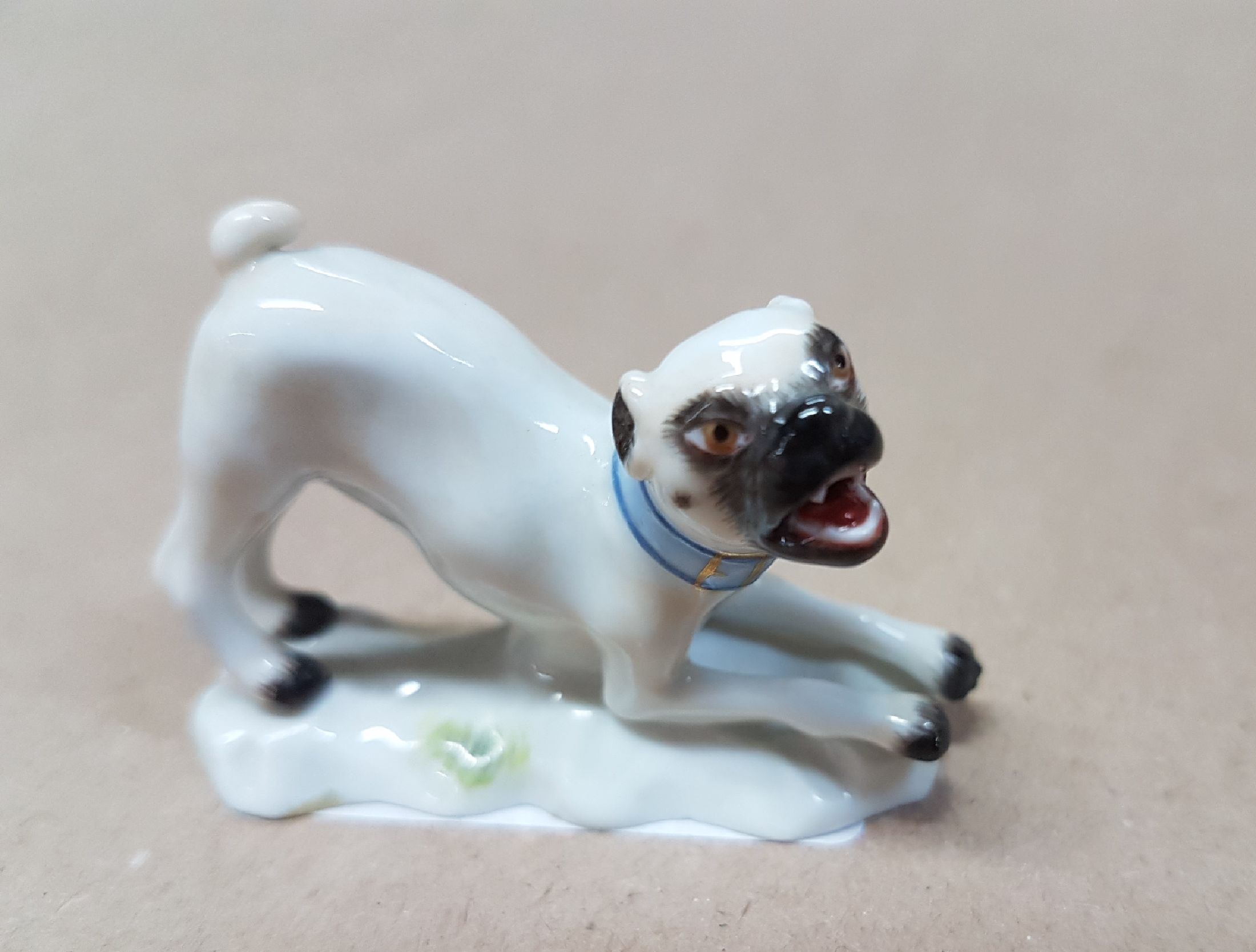 Detail e: Vier Miniaturen/Porzellanfiguren, Meissen, 20. Jh., Tierdarstellungen, feine polychrome Bemalung, Fuchs L. 7 cm, Dackel L. 10 cm, liegender Jagdhund, ...
