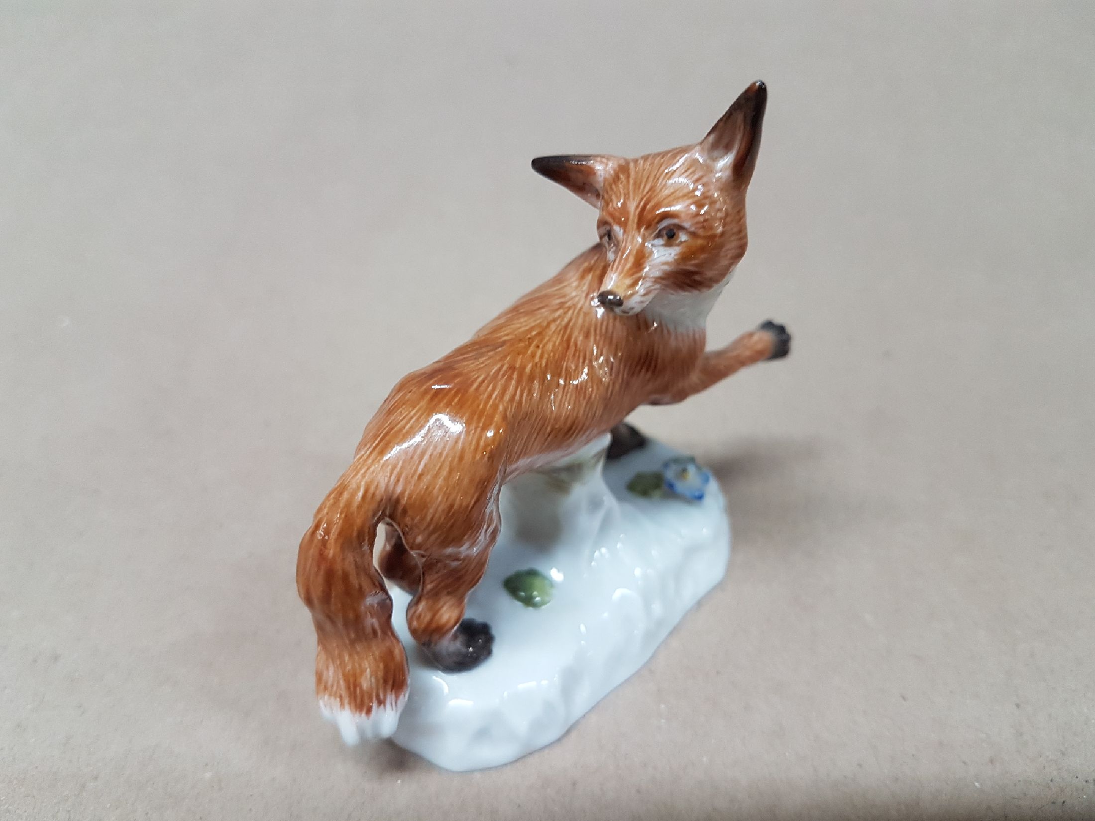 Detail f: Vier Miniaturen/Porzellanfiguren, Meissen, 20. Jh., Tierdarstellungen, feine polychrome Bemalung, Fuchs L. 7 cm, Dackel L. 10 cm, liegender Jagdhund, ...