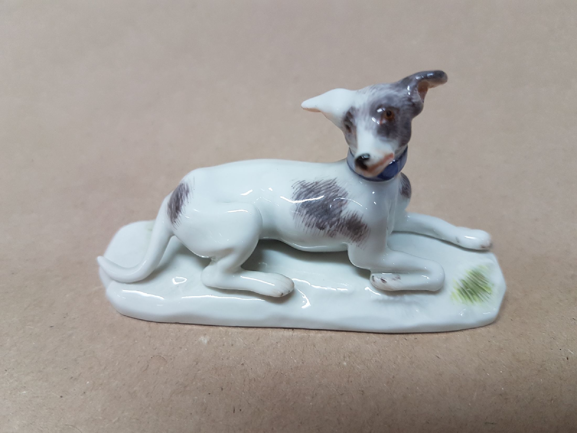 Detail g: Vier Miniaturen/Porzellanfiguren, Meissen, 20. Jh., Tierdarstellungen, feine polychrome Bemalung, Fuchs L. 7 cm, Dackel L. 10 cm, liegender Jagdhund, ...