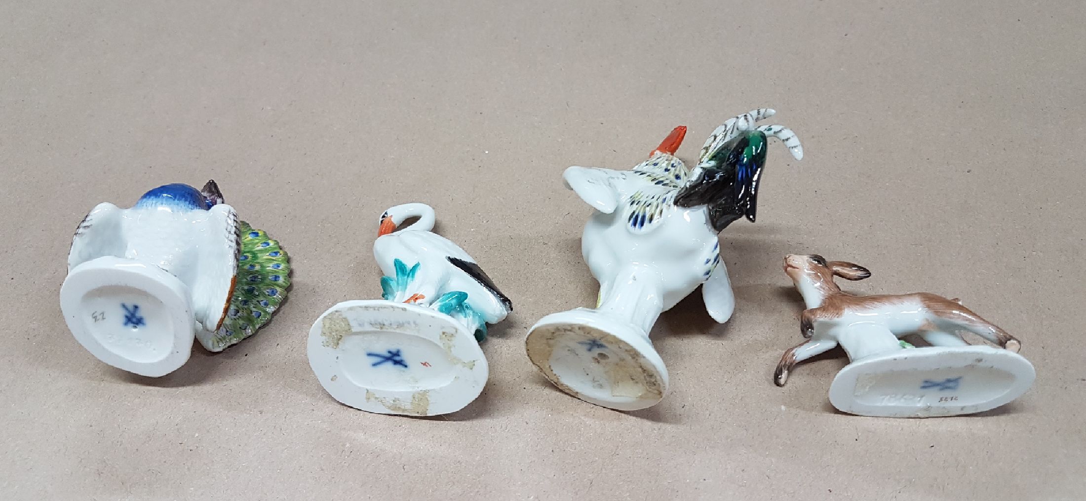 Detail e: Vier Miniaturen/Figuren, Meissen, 20. Jh., Tierfiguren, polychrom bemalt, Hahn H. 9cm, 4x5cm. Pfau H. 5.3 cm; Storch ca. 6.2 cm
