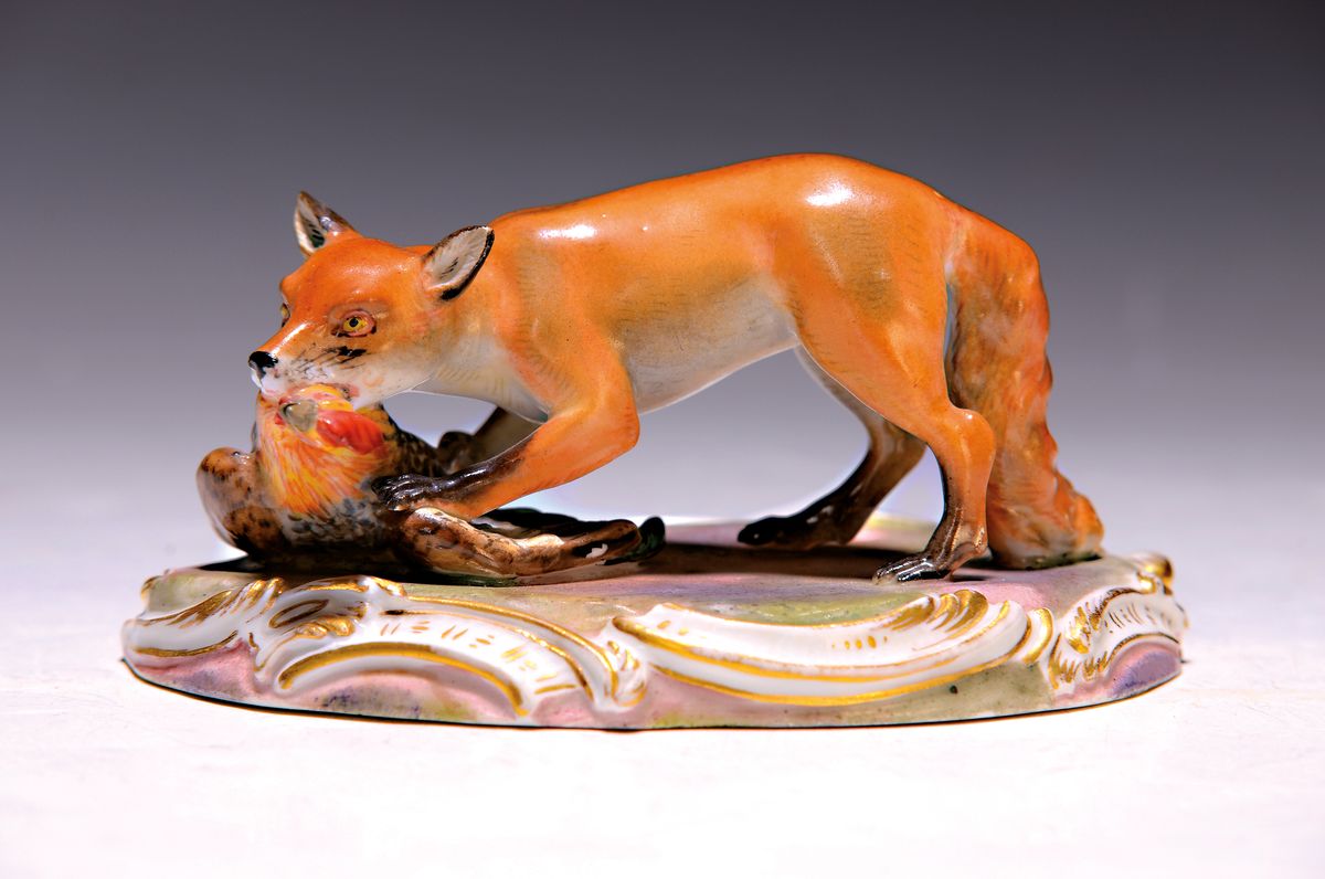 Porzellanfigur, Meissen, um 1870, Knaufschwerter, Fuchs mit Beute, Modellnr. 626, auf ovalem Rocaillensockel, polychrom bemalt, Knaufschwerter, ca ...