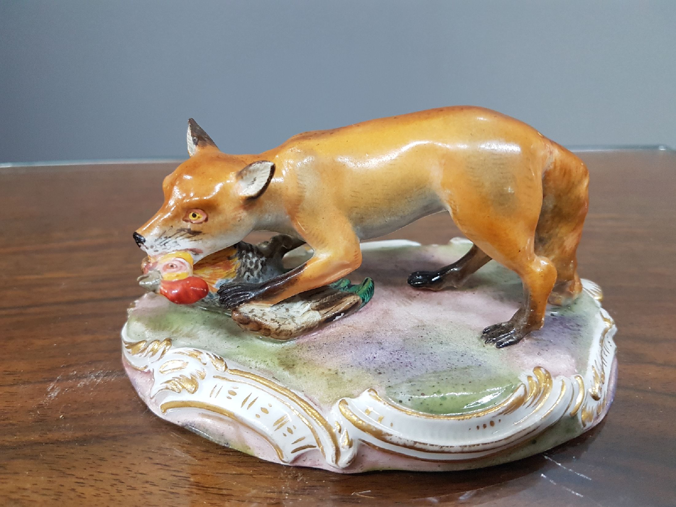 Detail a: Porzellanfigur, Meissen, um 1870, Knaufschwerter, Fuchs mit Beute, Modellnr. 626, auf ovalem Rocaillensockel, polychrom bemalt, Knaufschwerter, ca ...