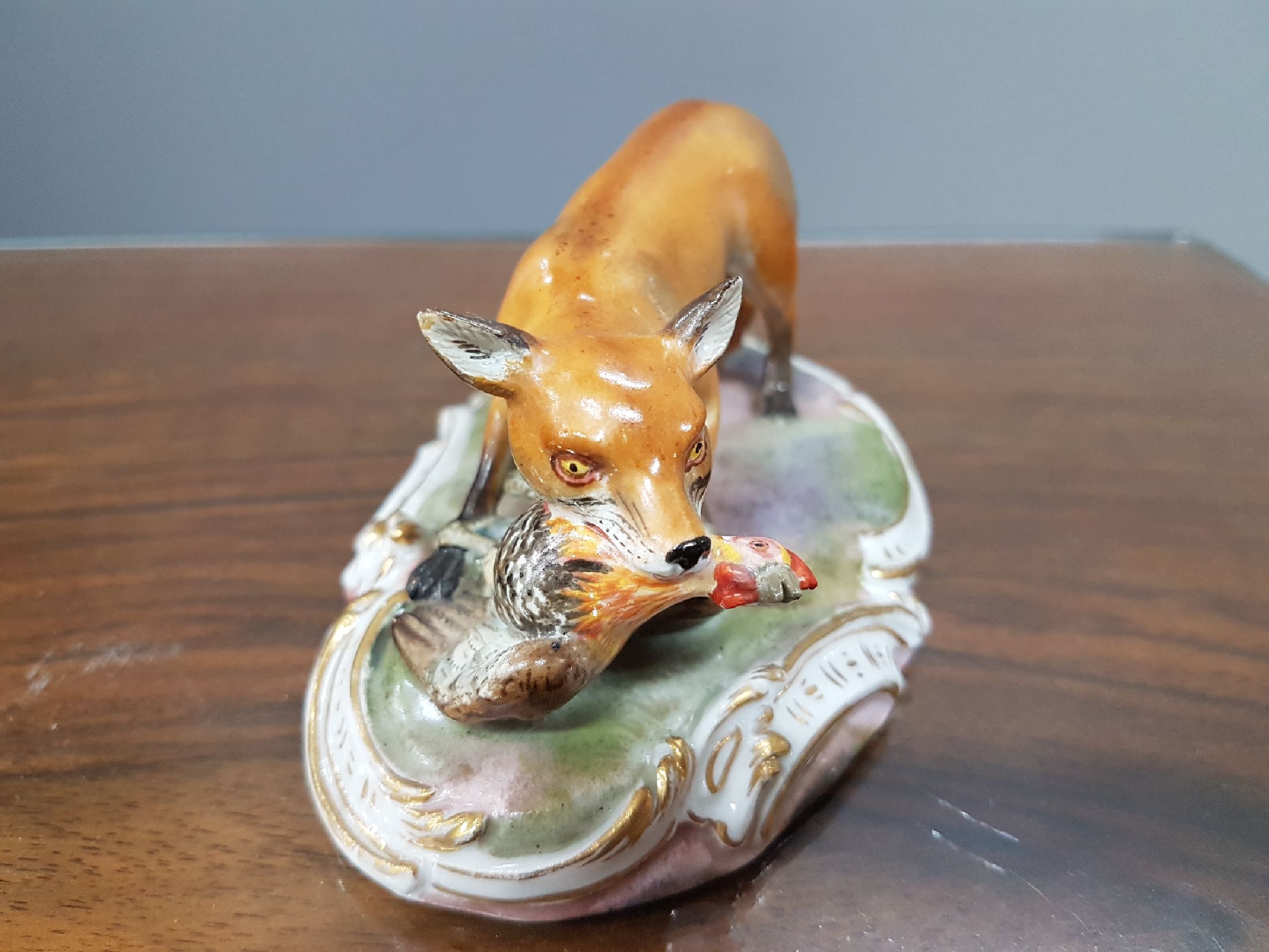 Detail b: Porzellanfigur, Meissen, um 1870, Knaufschwerter, Fuchs mit Beute, Modellnr. 626, auf ovalem Rocaillensockel, polychrom bemalt, Knaufschwerter, ca ...