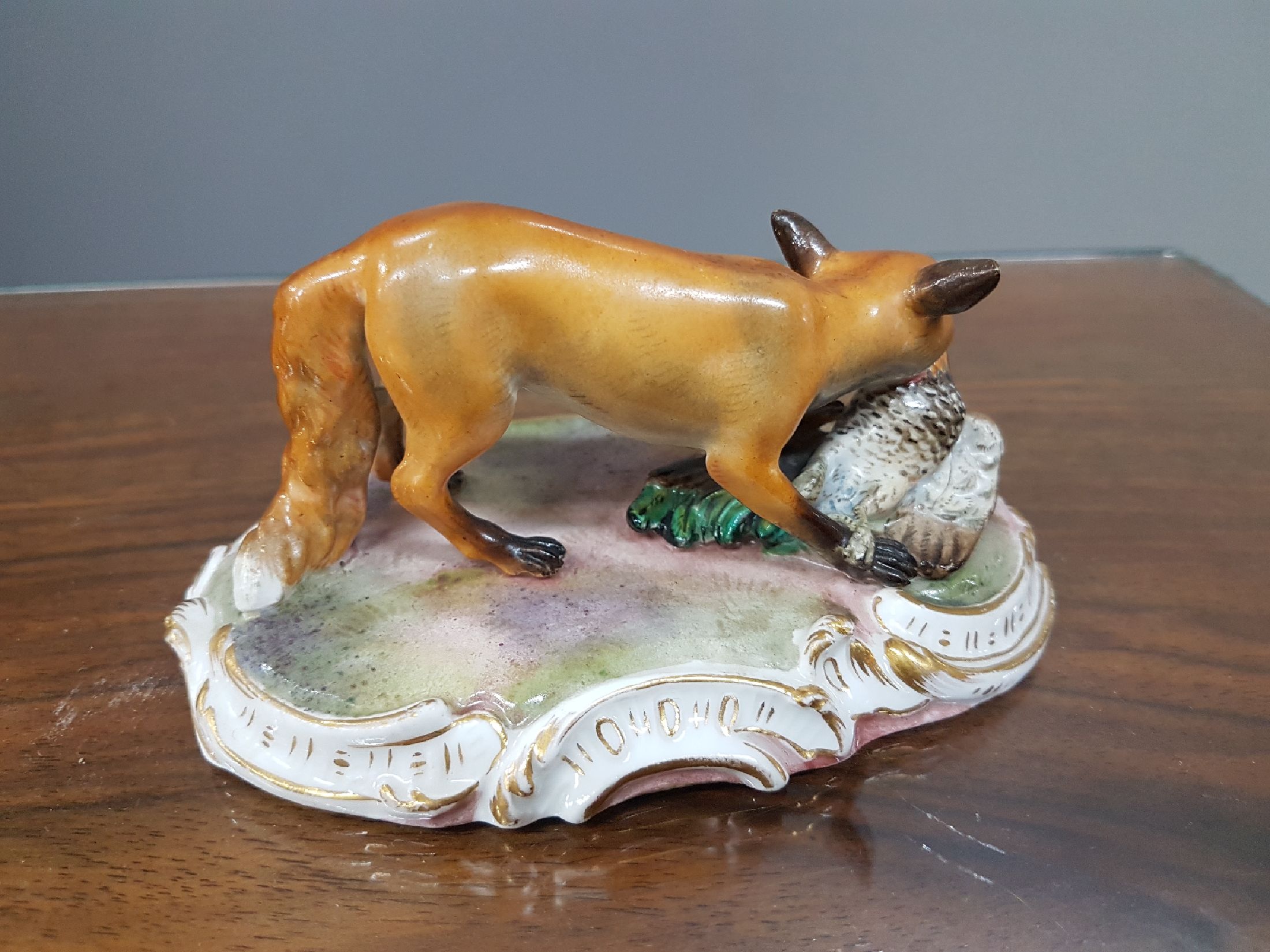 Detail c: Porzellanfigur, Meissen, um 1870, Knaufschwerter, Fuchs mit Beute, Modellnr. 626, auf ovalem Rocaillensockel, polychrom bemalt, Knaufschwerter, ca ...