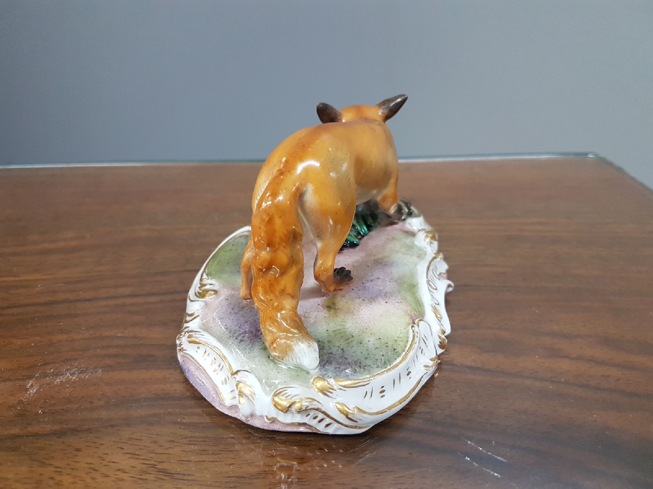 Detail d: Porzellanfigur, Meissen, um 1870, Knaufschwerter, Fuchs mit Beute, Modellnr. 626, auf ovalem Rocaillensockel, polychrom bemalt, Knaufschwerter, ca ...