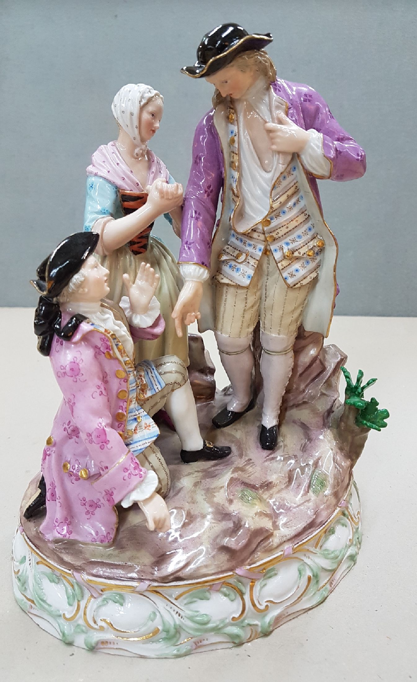 Detail a: Porzellangruppe, Meissen, um 1860, Entwurf Acier, "Anette et Lubin", polychrom bemalt, Modellnr. B 100, Malernr. 64 in Rot, vollplastische ...