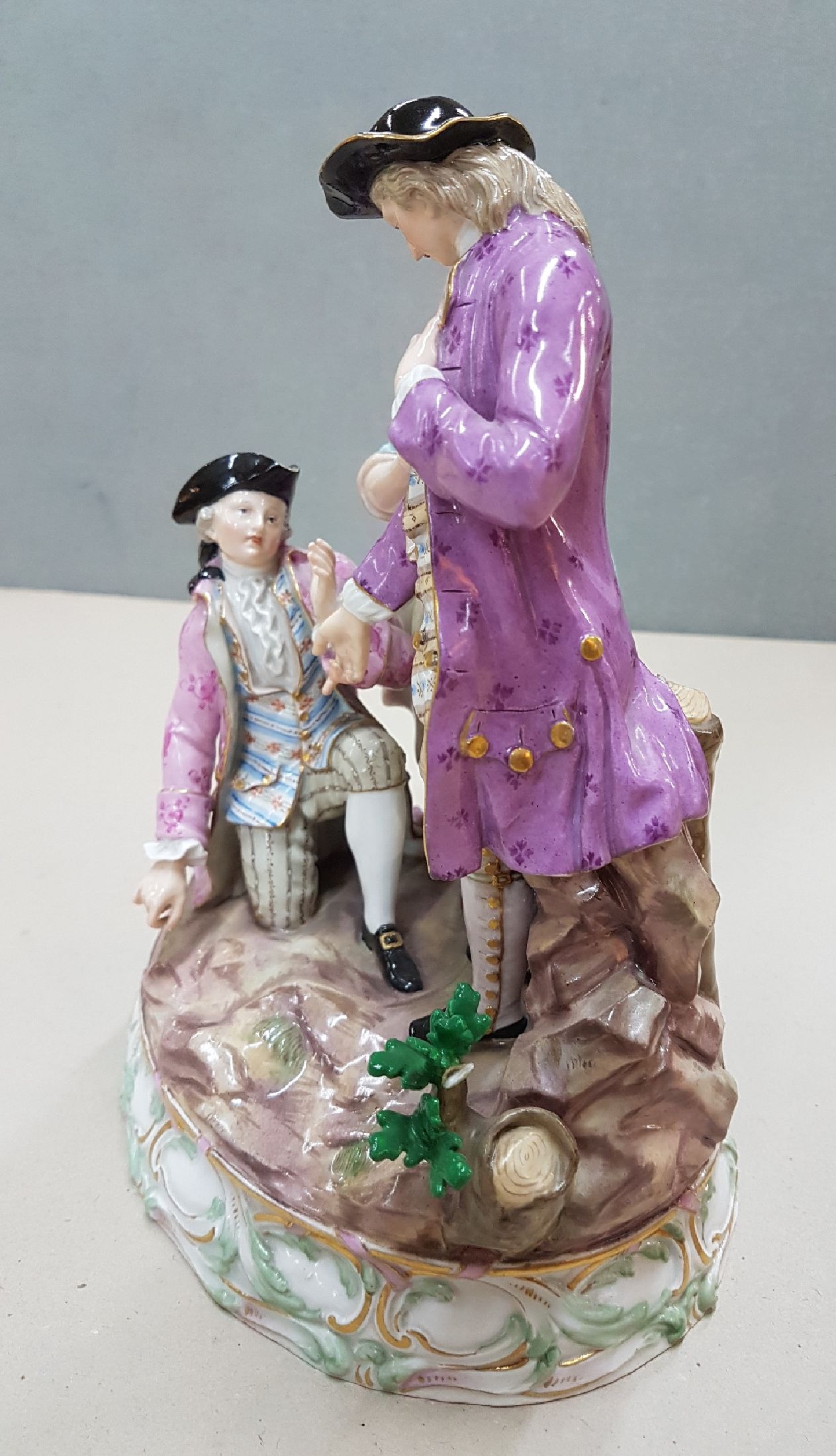 Detail b: Porzellangruppe, Meissen, um 1860, Entwurf Acier, "Anette et Lubin", polychrom bemalt, Modellnr. B 100, Malernr. 64 in Rot, vollplastische ...