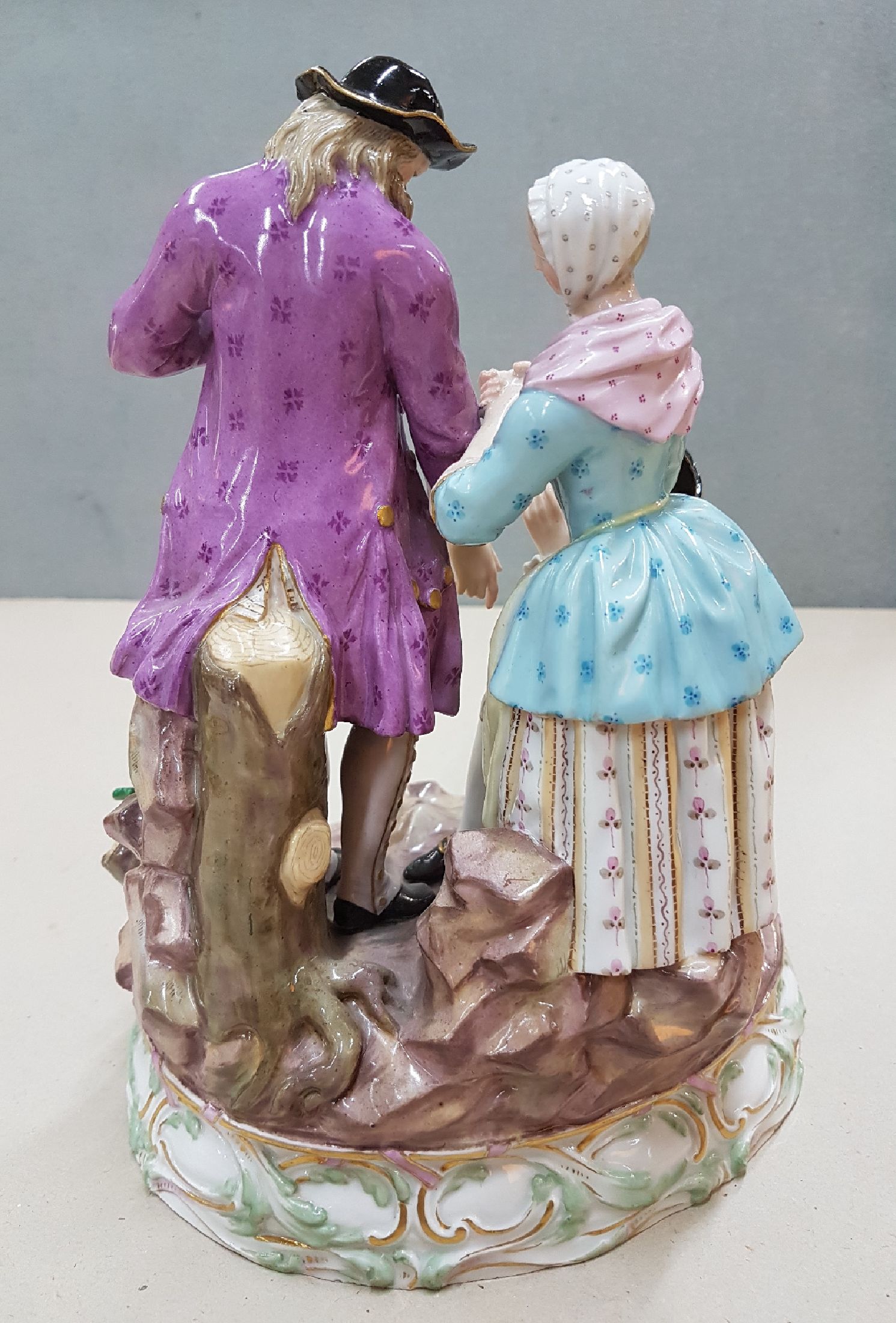 Detail c: Porzellangruppe, Meissen, um 1860, Entwurf Acier, "Anette et Lubin", polychrom bemalt, Modellnr. B 100, Malernr. 64 in Rot, vollplastische ...