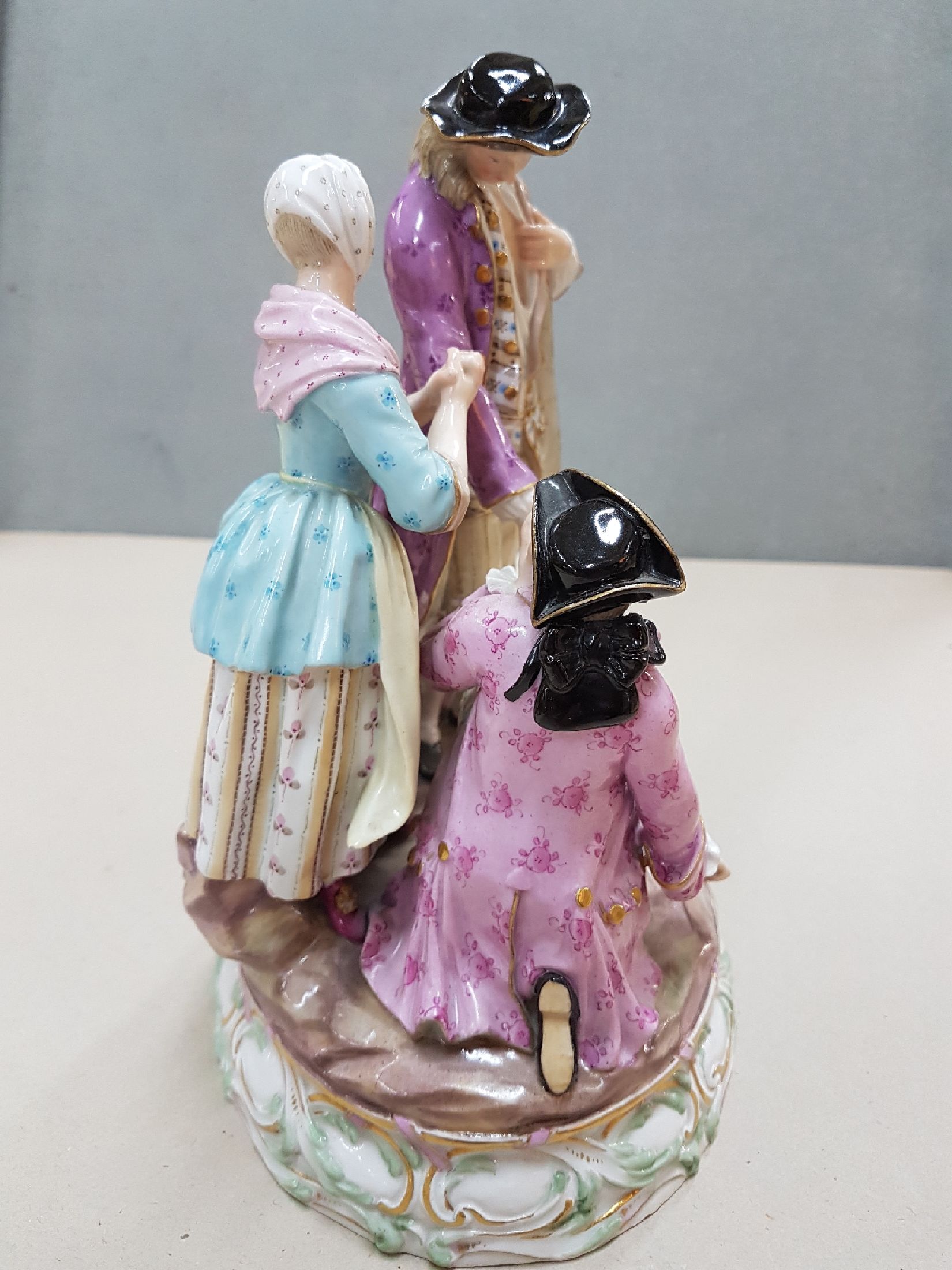 Detail d: Porzellangruppe, Meissen, um 1860, Entwurf Acier, "Anette et Lubin", polychrom bemalt, Modellnr. B 100, Malernr. 64 in Rot, vollplastische ...