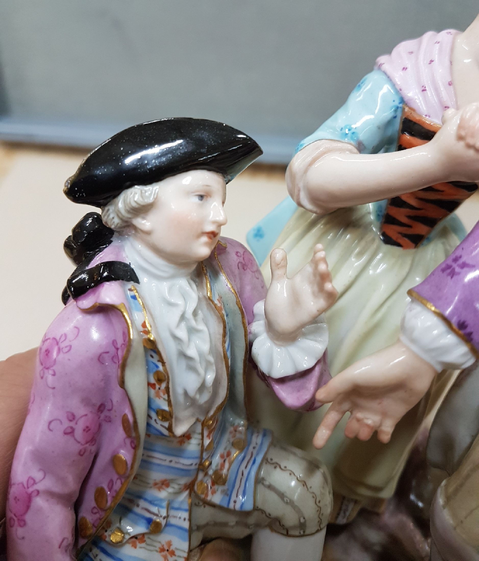 Detail e: Porzellangruppe, Meissen, um 1860, Entwurf Acier, "Anette et Lubin", polychrom bemalt, Modellnr. B 100, Malernr. 64 in Rot, vollplastische ...
