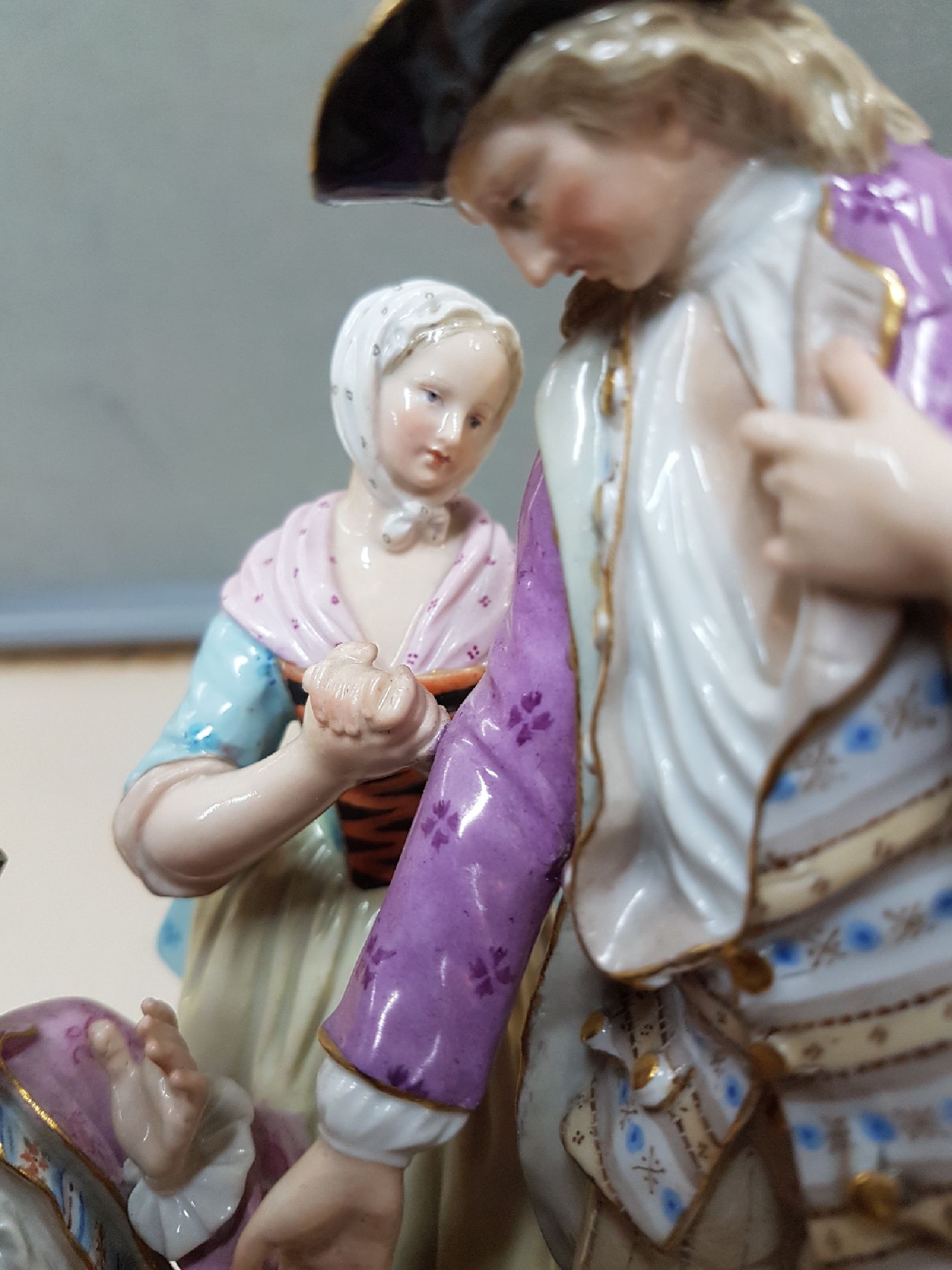 Detail f: Porzellangruppe, Meissen, um 1860, Entwurf Acier, "Anette et Lubin", polychrom bemalt, Modellnr. B 100, Malernr. 64 in Rot, vollplastische ...