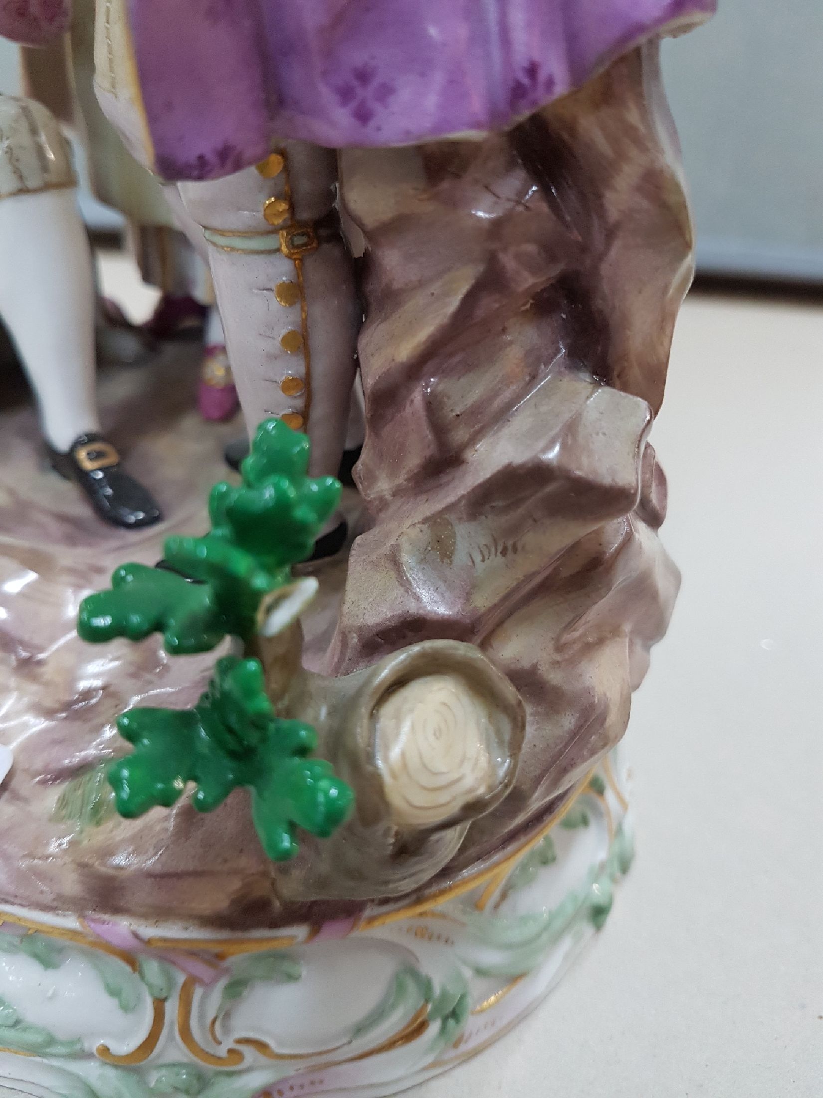 Detail g: Porzellangruppe, Meissen, um 1860, Entwurf Acier, "Anette et Lubin", polychrom bemalt, Modellnr. B 100, Malernr. 64 in Rot, vollplastische ...