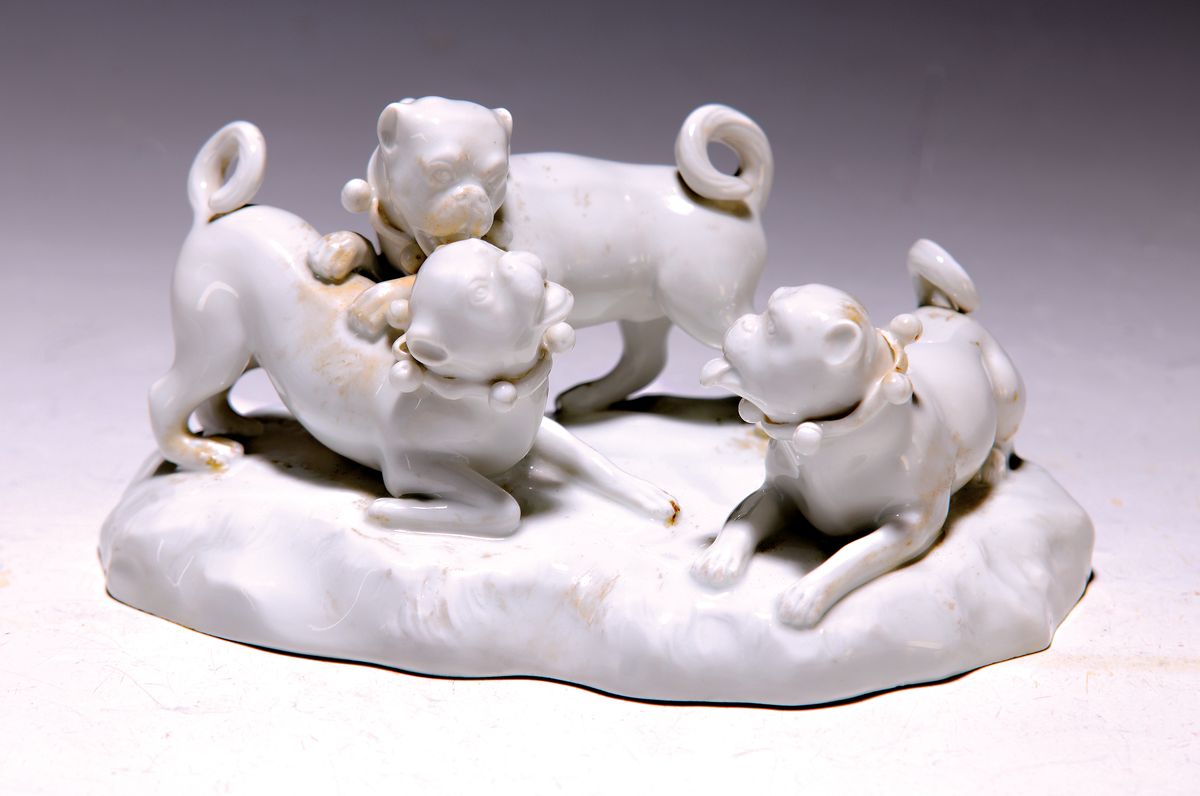 Porzellangruppe, Meissen, 20. Jh., weiß, drei spielende Möpse, Entwurf August Ringler, Modellnr. 78836, zwei Schleifstriche,8.5 x 16 x 10 cm, ...