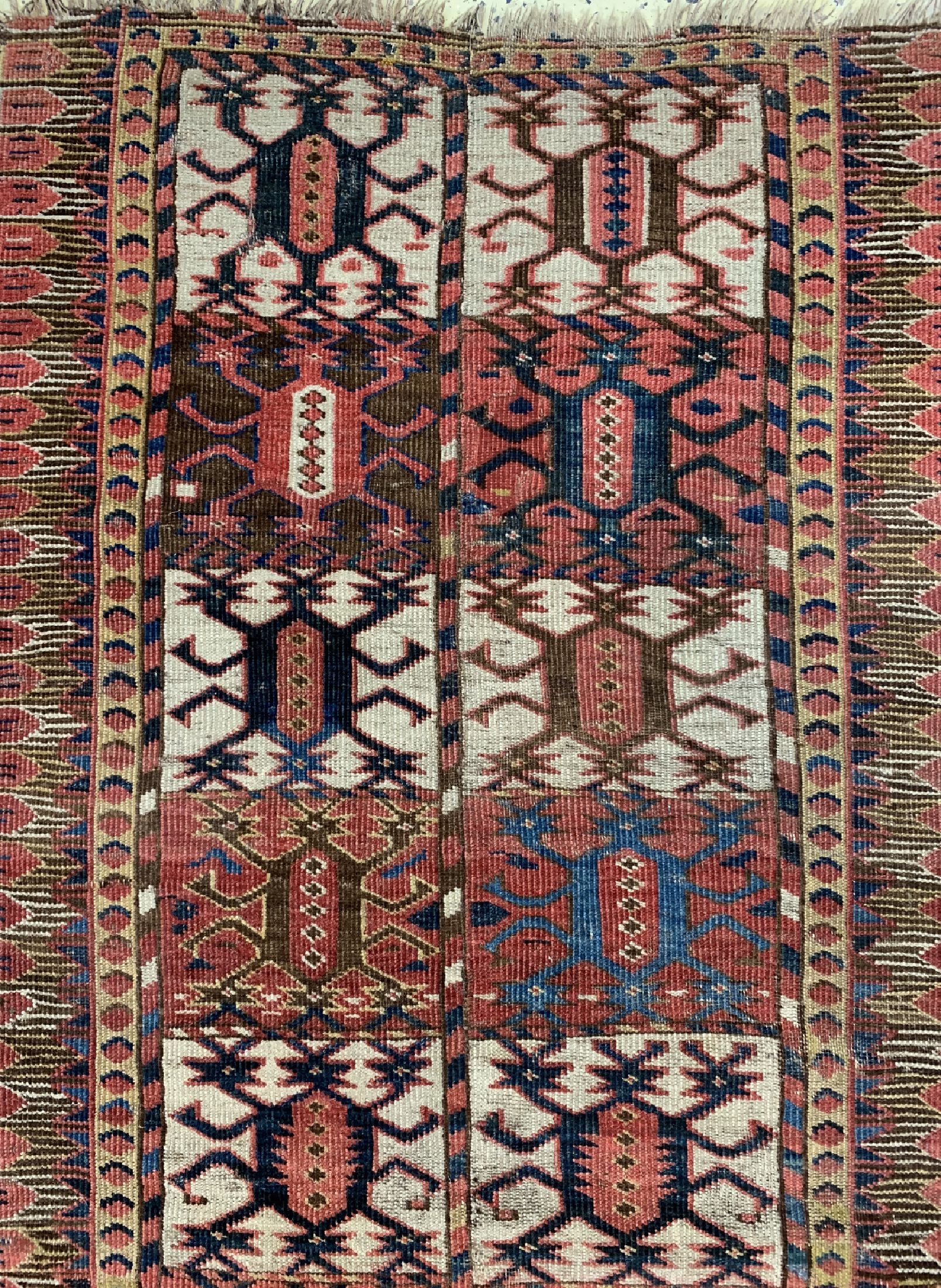 Detail c: Antiker Beschir, Turkmenistan, Anfang 19.Jhd, Wolle auf Wolle, ca. 193 x 86 cm, EHZ:3, (Alte Restaurierungen, Verkürzt)
