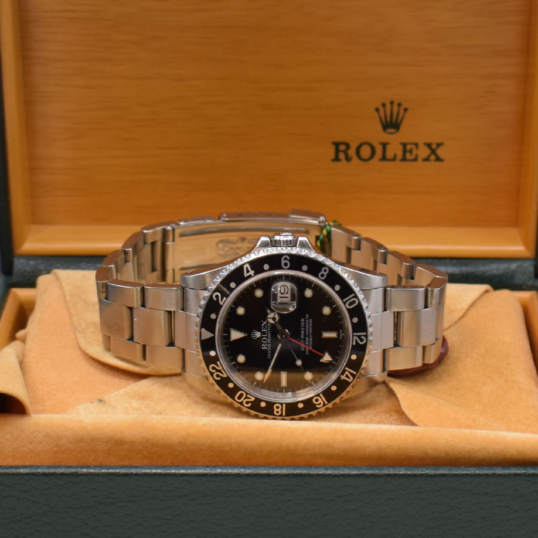 Detail e: ROLEX Herrenarmbanduhr Oyster Perpetual Date GMT-Master Referenz 16700, Automatik, LC 100, U-Serie, Chronometer der Superlative in Edelstahl inkl. ...