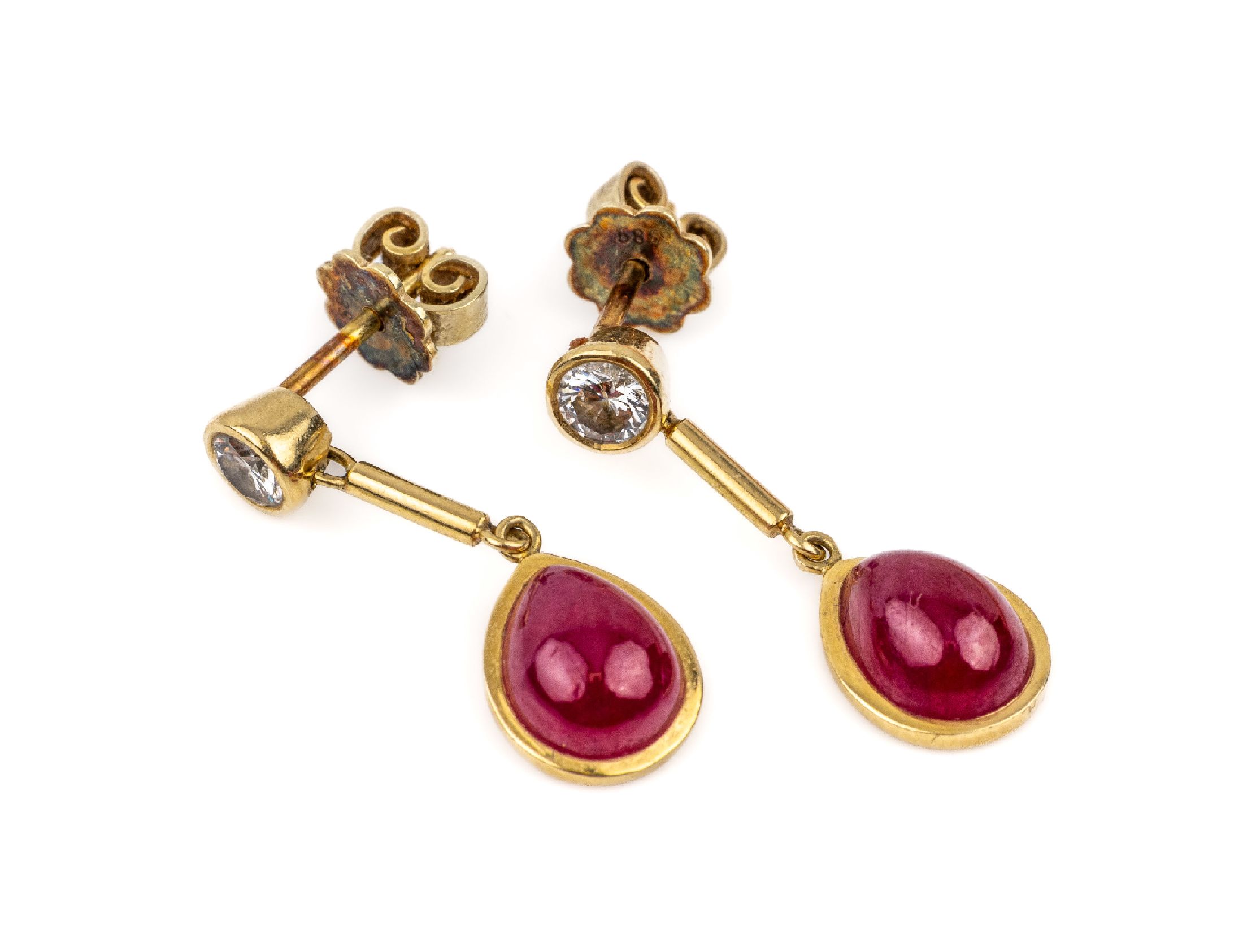 Paar 14 kt Gold Rubin-Brillant-Ohrstecker, GG 585/000, länglich bewegl., 2 tropfenf. Rubincabochons zus. ca. 2.0 ct, 2 Brillanten zus. ca. 0.45 ct ...