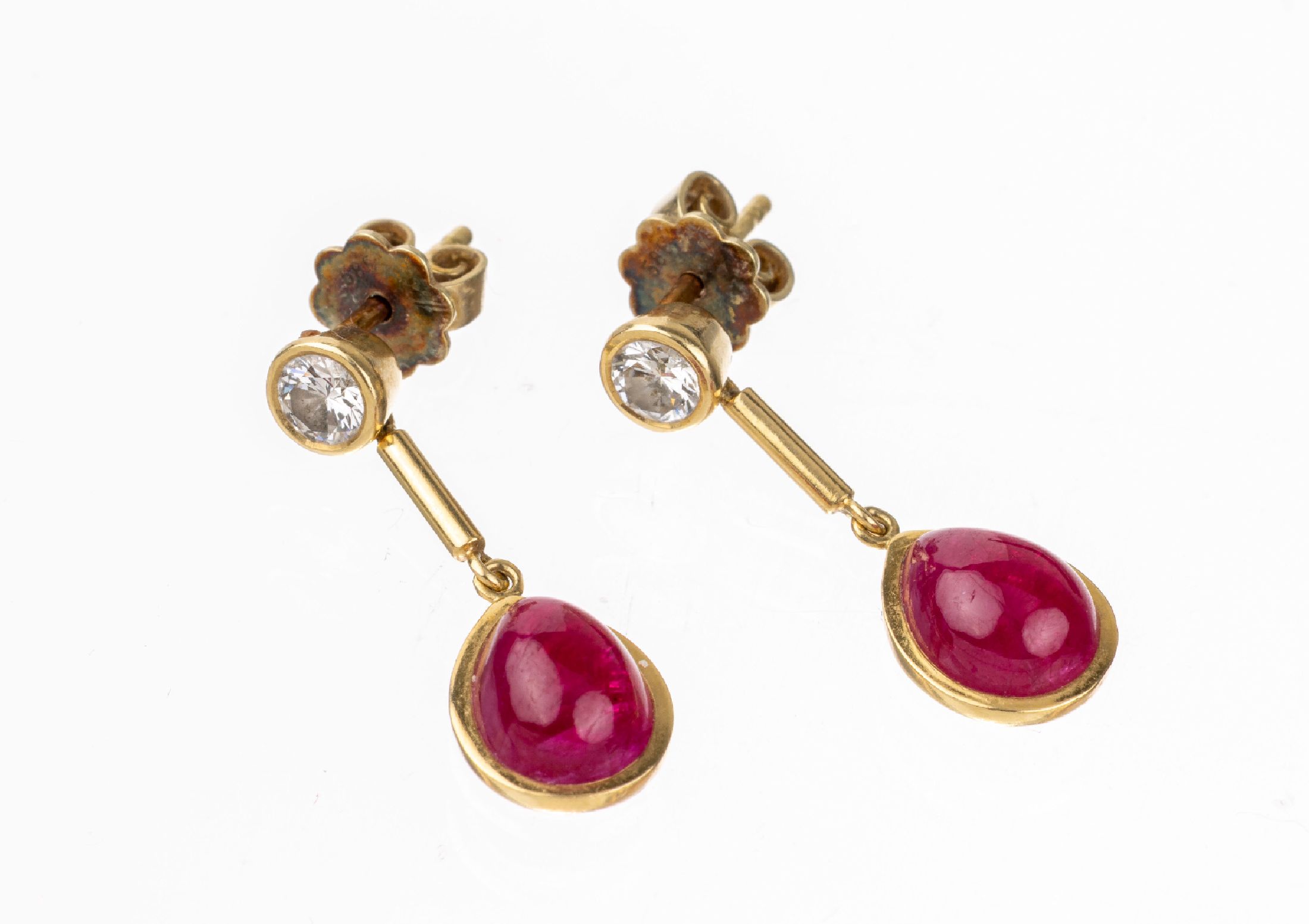 Detail a: Paar 14 kt Gold Rubin-Brillant-Ohrstecker, GG 585/000, länglich bewegl., 2 tropfenf. Rubincabochons zus. ca. 2.0 ct, 2 Brillanten zus. ca. 0.45 ct ...