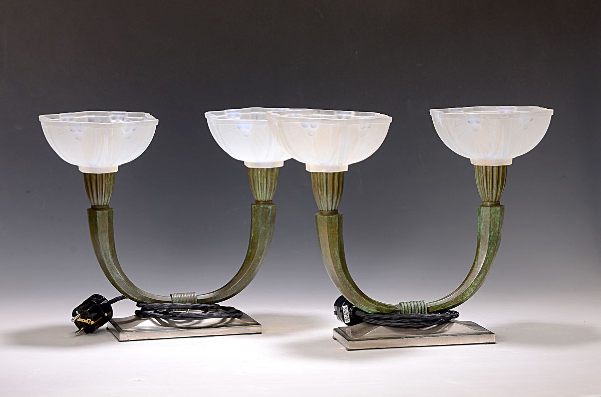 Paar Wandlampen, Art-Deco, Frankreich, um 1930, Gestell aus Bronze, farblose Schirme, jeweils 2 Brennstellen, Funktion nicht geprüft, ca. 27 x 34 cm