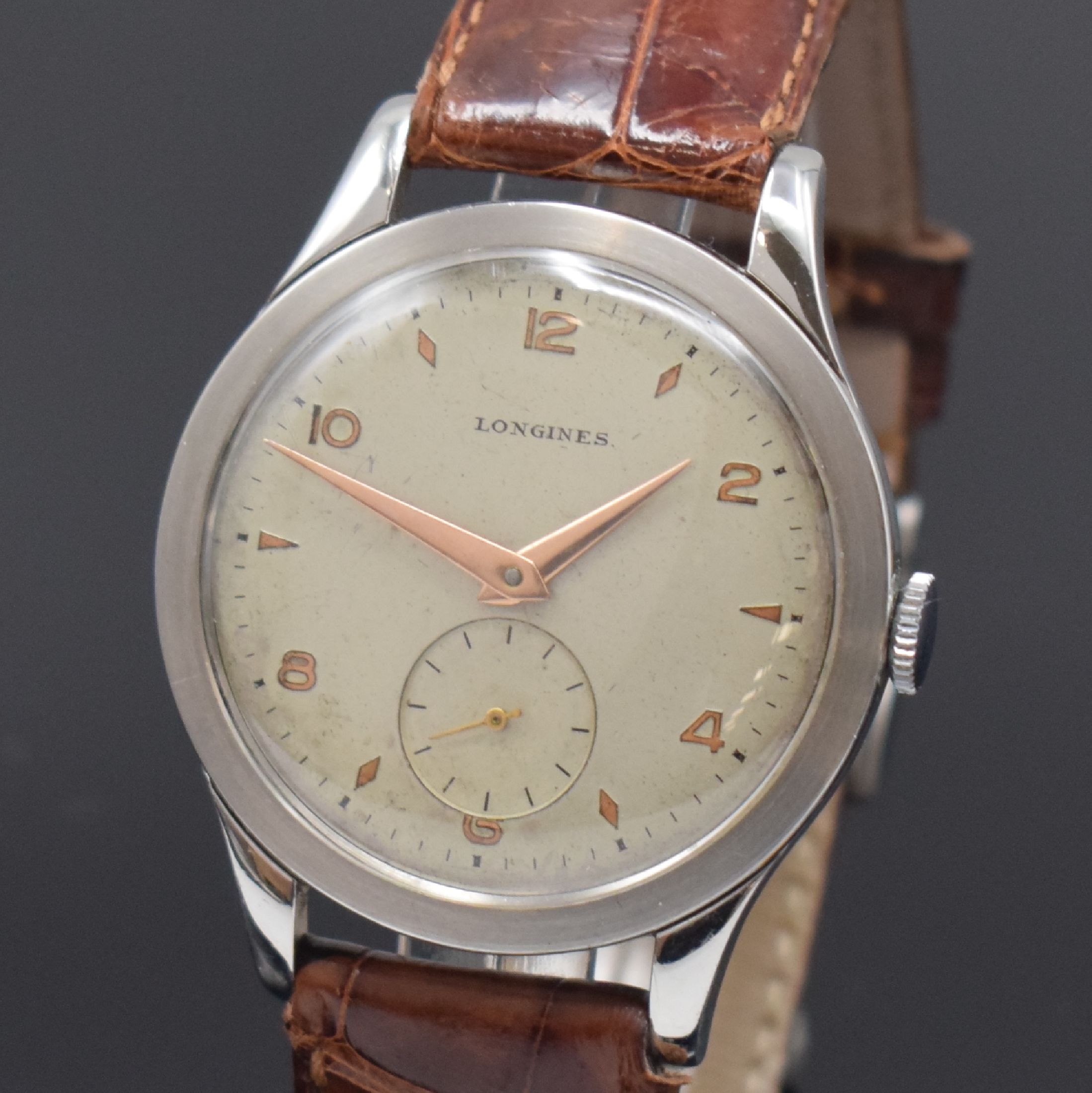 Detail a: LONGINES große Herrenarmbanduhr in Stahl, Schweiz um 1959, Handaufzug, 3-tlg. Geh., Boden u. Glasrand aufgedr., silb. Zifferbl. pat., rotgold. ...