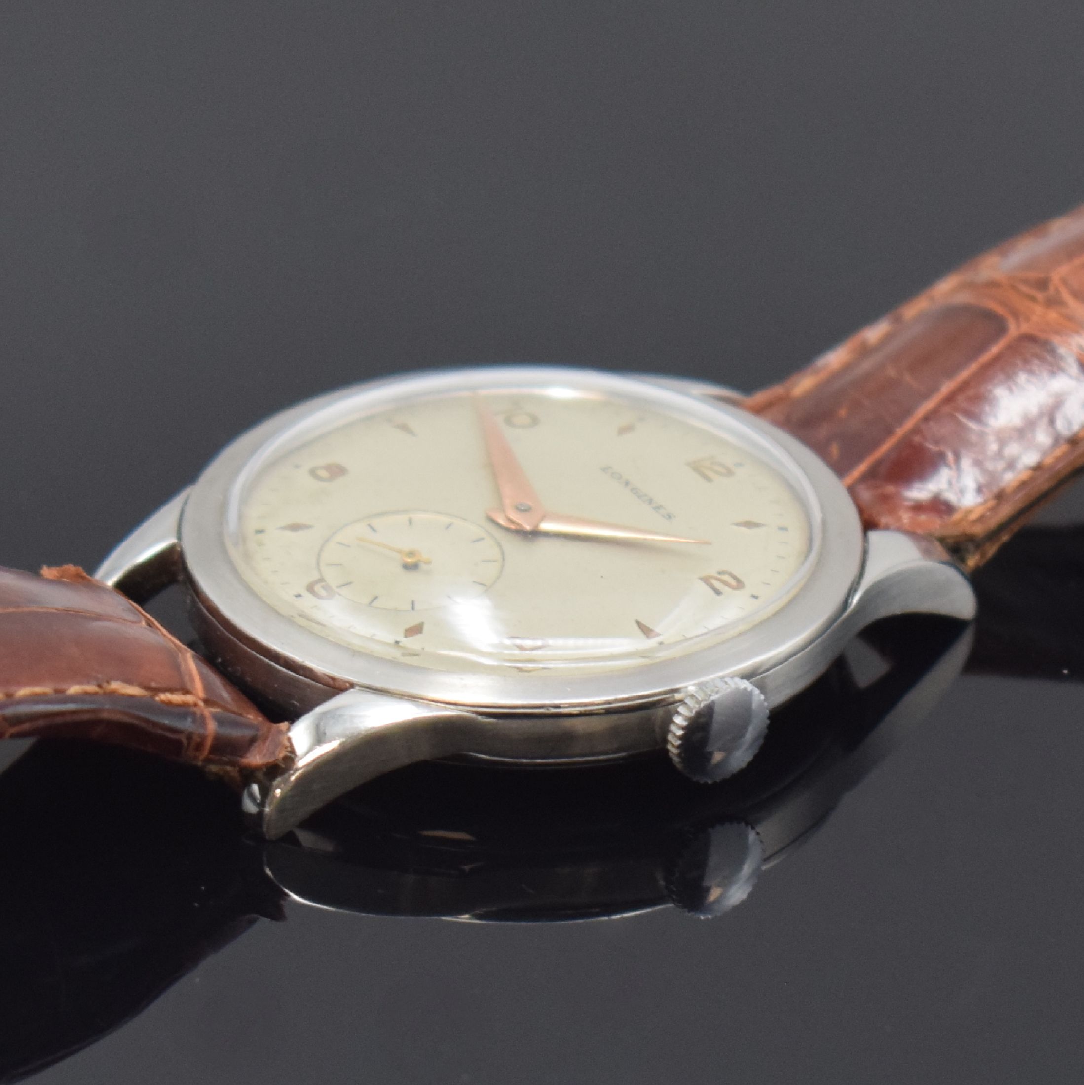 Detail b: LONGINES große Herrenarmbanduhr in Stahl, Schweiz um 1959, Handaufzug, 3-tlg. Geh., Boden u. Glasrand aufgedr., silb. Zifferbl. pat., rotgold. ...