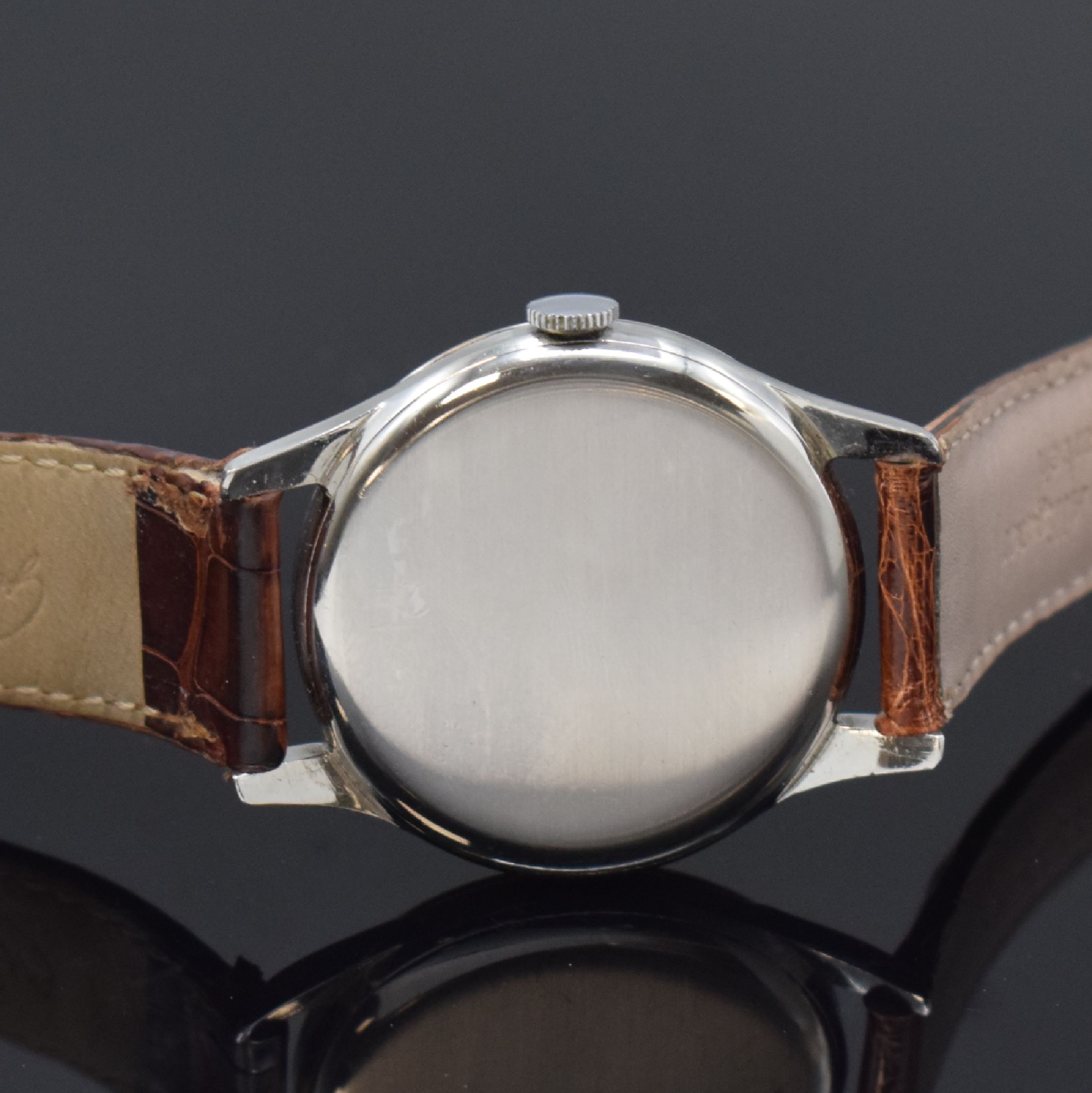 Detail c: LONGINES große Herrenarmbanduhr in Stahl, Schweiz um 1959, Handaufzug, 3-tlg. Geh., Boden u. Glasrand aufgedr., silb. Zifferbl. pat., rotgold. ...