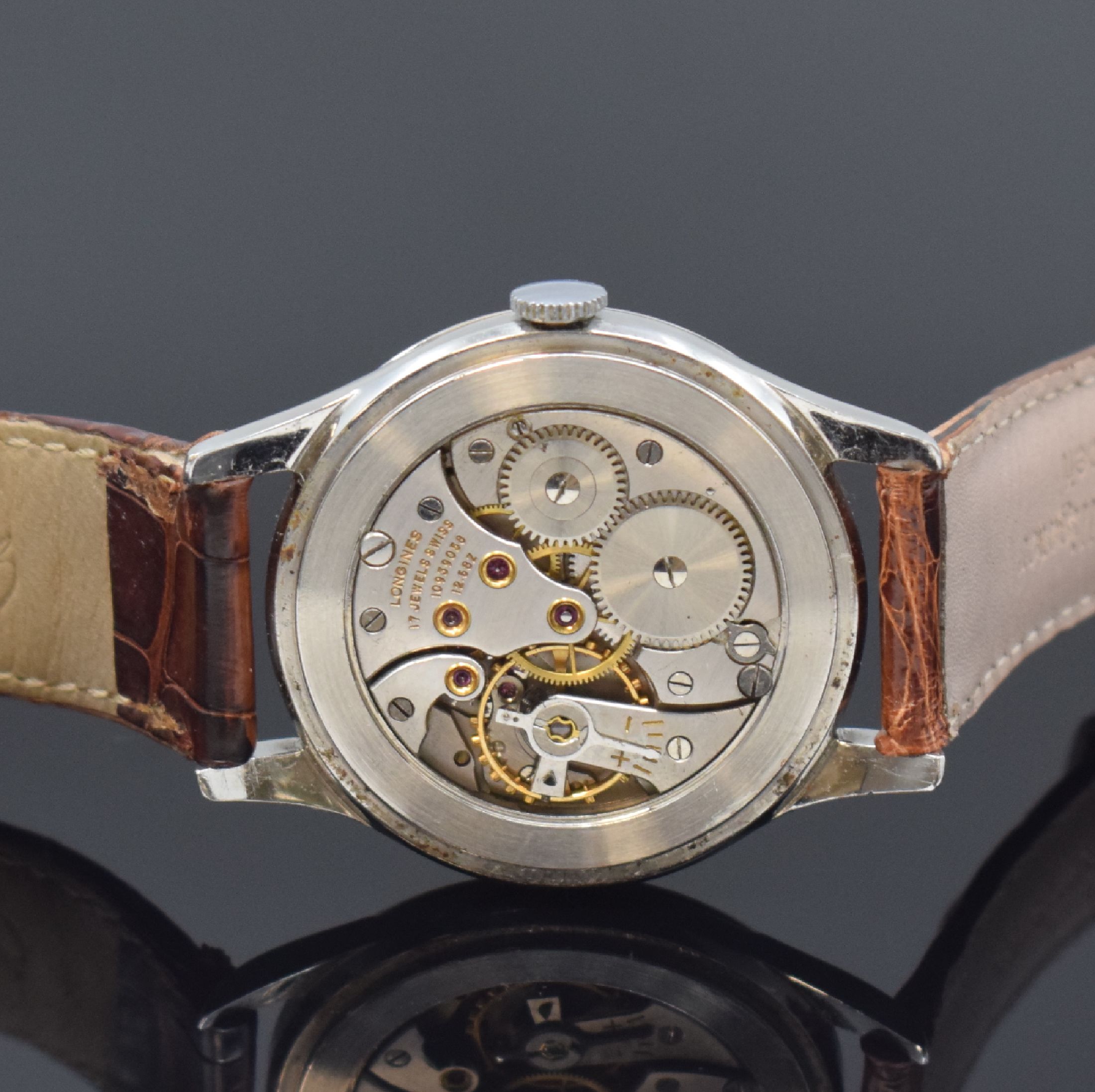 Detail d: LONGINES große Herrenarmbanduhr in Stahl, Schweiz um 1959, Handaufzug, 3-tlg. Geh., Boden u. Glasrand aufgedr., silb. Zifferbl. pat., rotgold. ...
