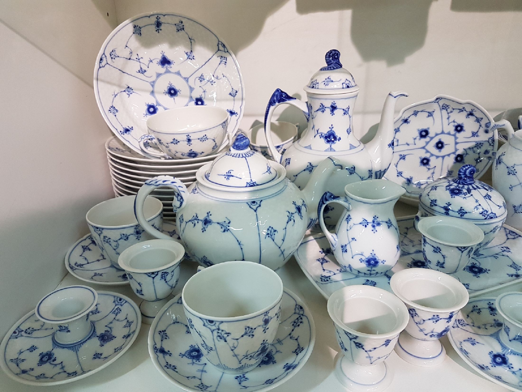 Detail a: Umfangreiches Kaffee- und Teeservice, Bing & Gröndahl, 2. Hälfte 20. Jh., Musselmalet, Kaffee- und Teekanne, Zuckerdose, Milchkanne, 8 Eierbecher, ...