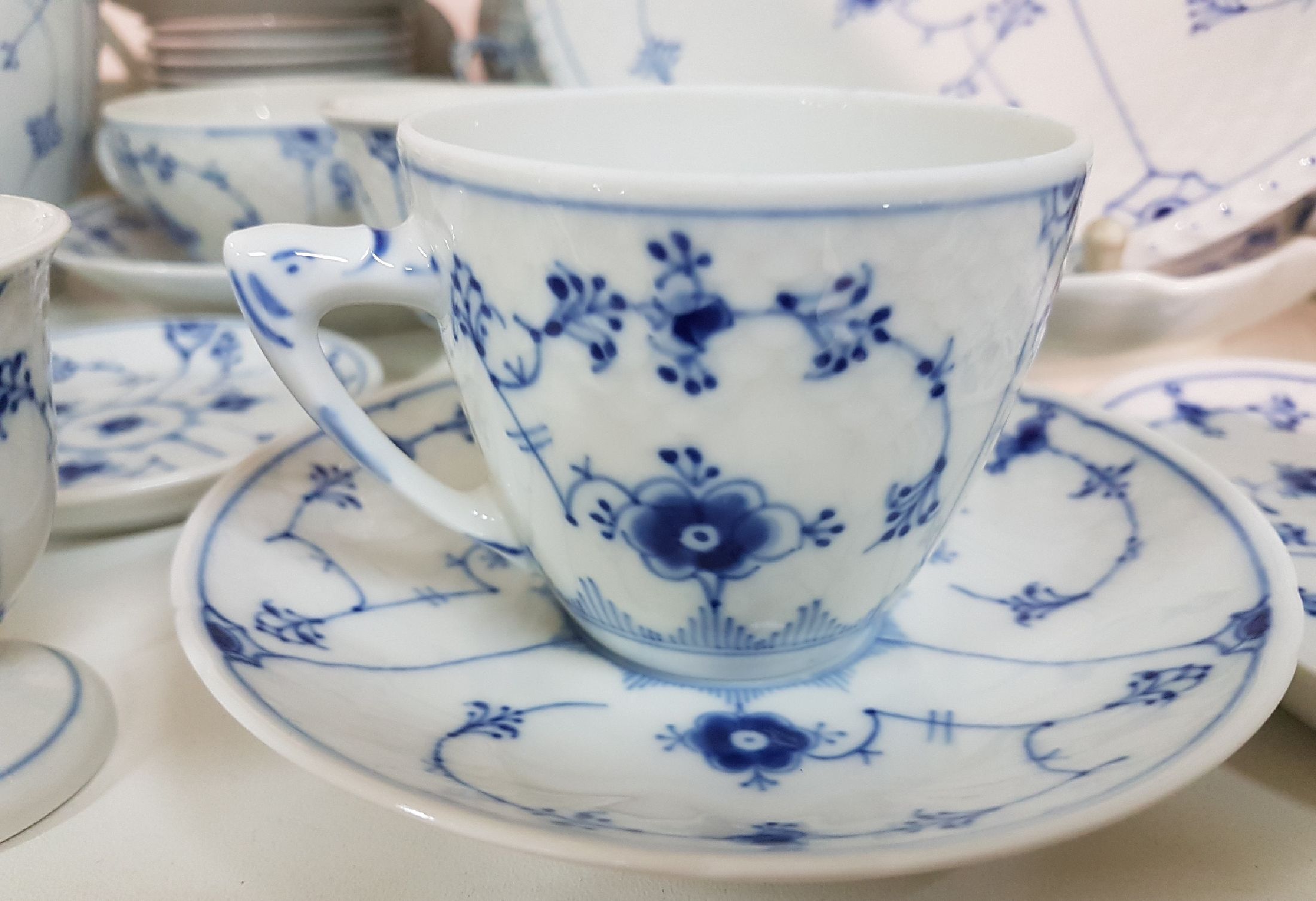Detail c: Umfangreiches Kaffee- und Teeservice, Bing & Gröndahl, 2. Hälfte 20. Jh., Musselmalet, Kaffee- und Teekanne, Zuckerdose, Milchkanne, 8 Eierbecher, ...