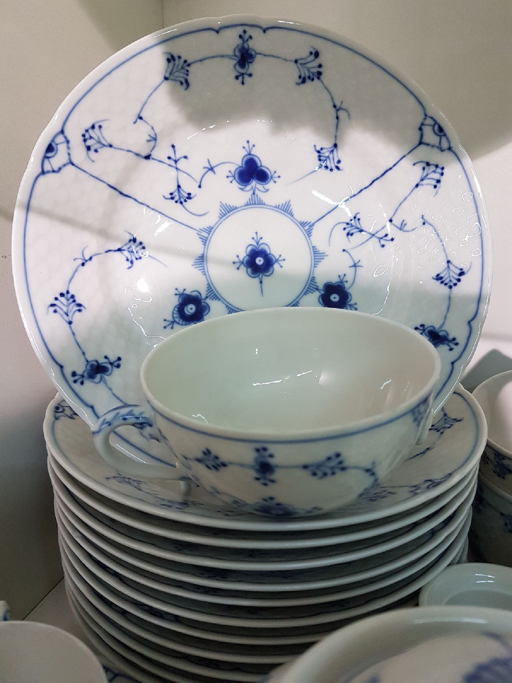 Detail j: Umfangreiches Kaffee- und Teeservice, Bing & Gröndahl, 2. Hälfte 20. Jh., Musselmalet, Kaffee- und Teekanne, Zuckerdose, Milchkanne, 8 Eierbecher, ...