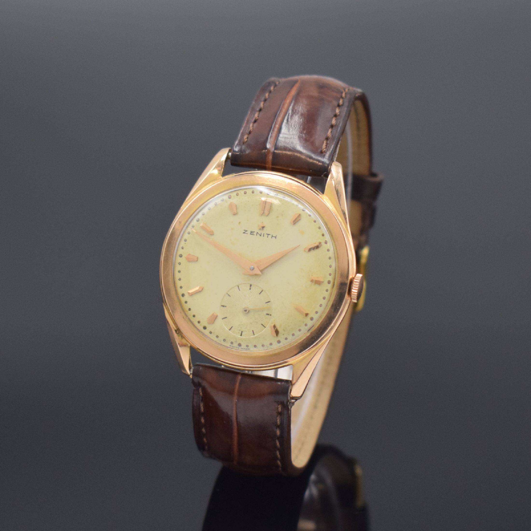ZENITH Herrenarmbanduhr in RG 750/000, Schweiz um 1955, Handaufzug, 3-tlg. Geh., Boden u. Glasrand aufgedr., silb. Zifferbl. pat., rotgold. Indizes ...
