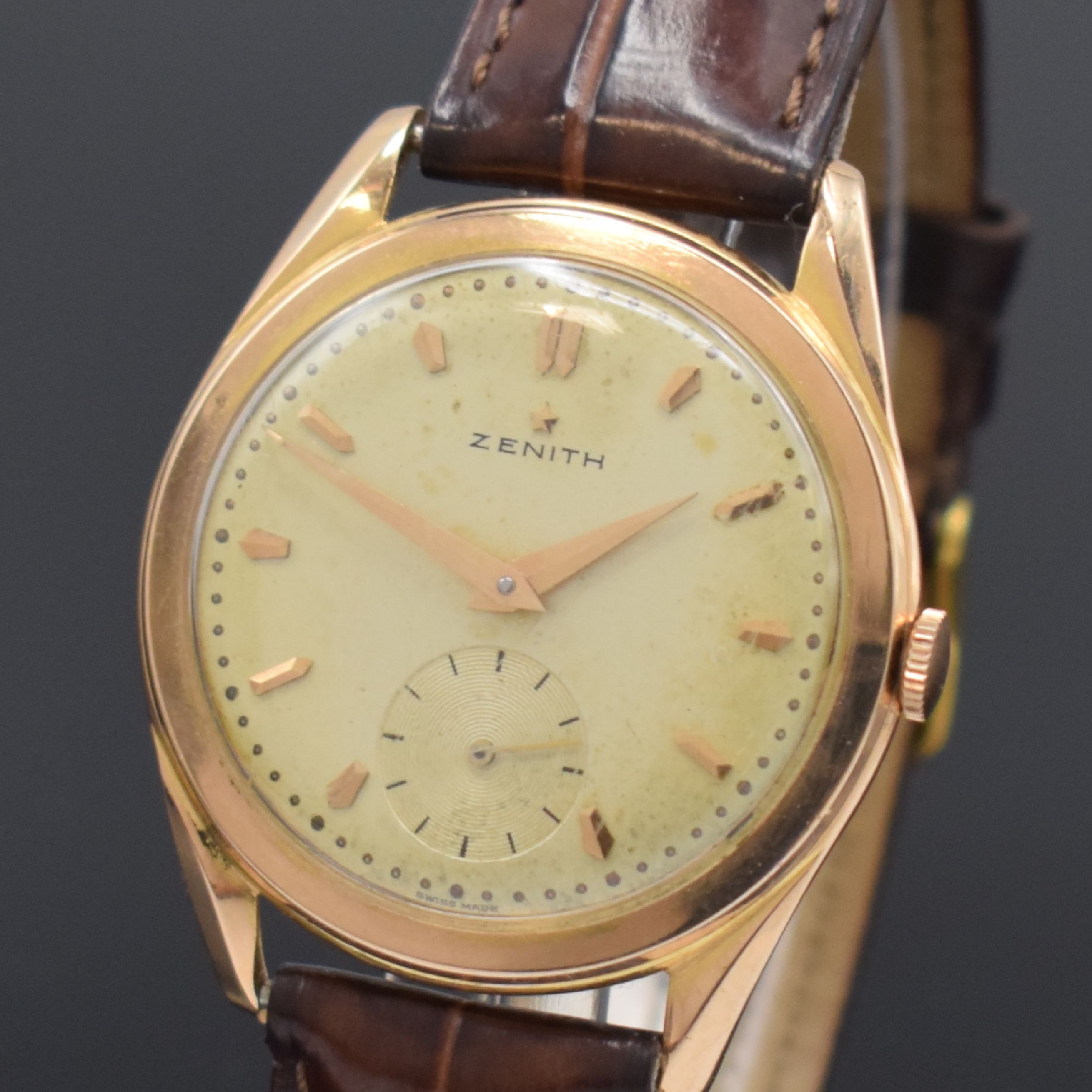 Detail a: ZENITH Herrenarmbanduhr in RG 750/000, Schweiz um 1955, Handaufzug, 3-tlg. Geh., Boden u. Glasrand aufgedr., silb. Zifferbl. pat., rotgold. Indizes ...