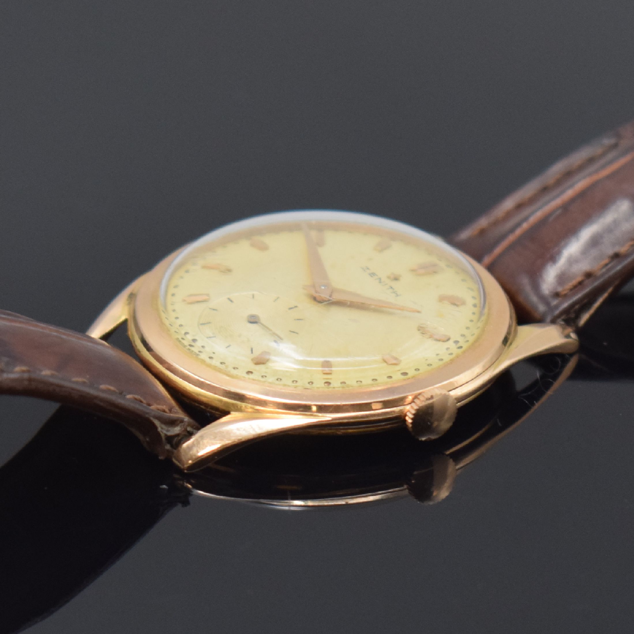 Detail b: ZENITH Herrenarmbanduhr in RG 750/000, Schweiz um 1955, Handaufzug, 3-tlg. Geh., Boden u. Glasrand aufgedr., silb. Zifferbl. pat., rotgold. Indizes ...