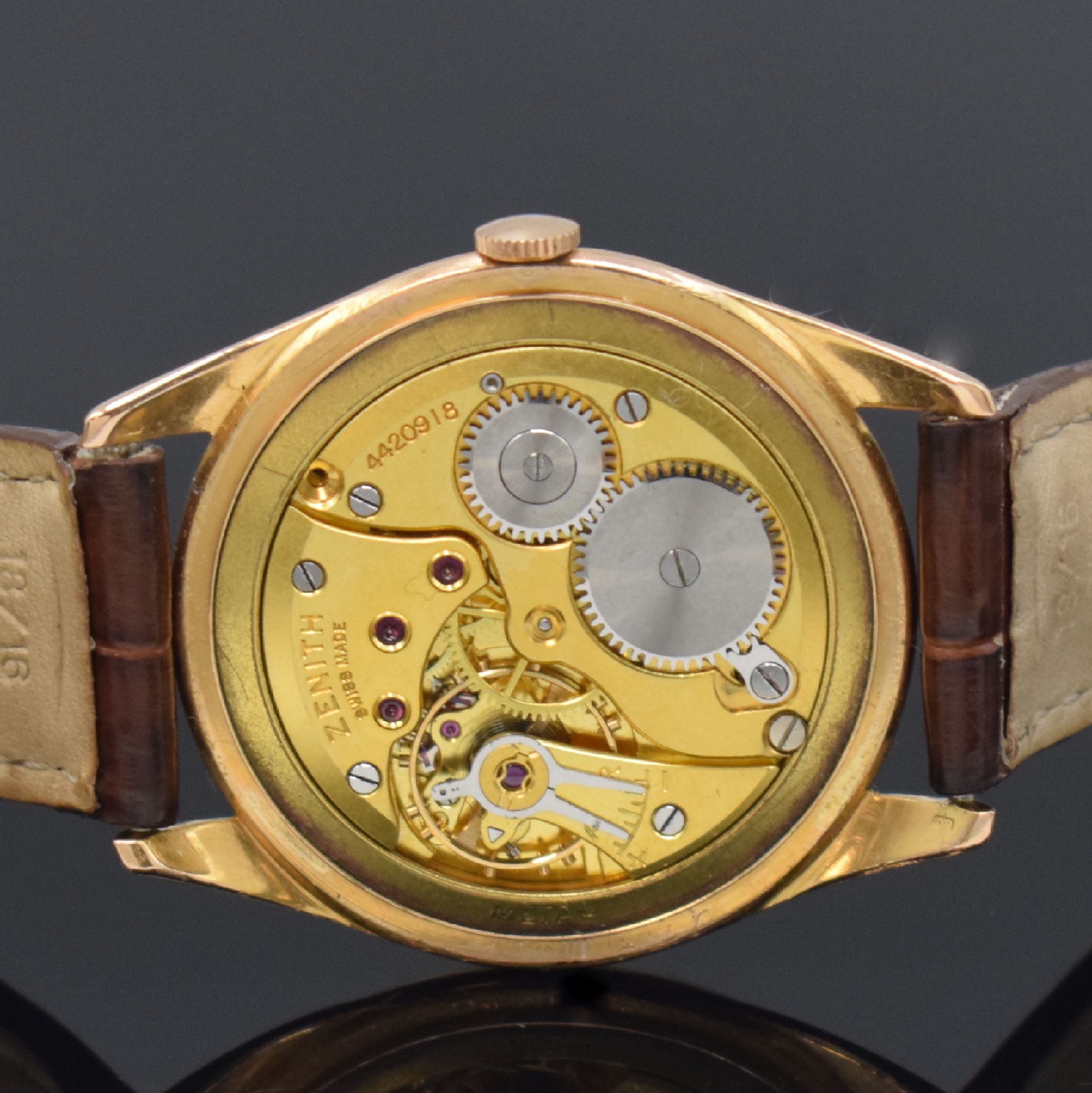 Detail d: ZENITH Herrenarmbanduhr in RG 750/000, Schweiz um 1955, Handaufzug, 3-tlg. Geh., Boden u. Glasrand aufgedr., silb. Zifferbl. pat., rotgold. Indizes ...