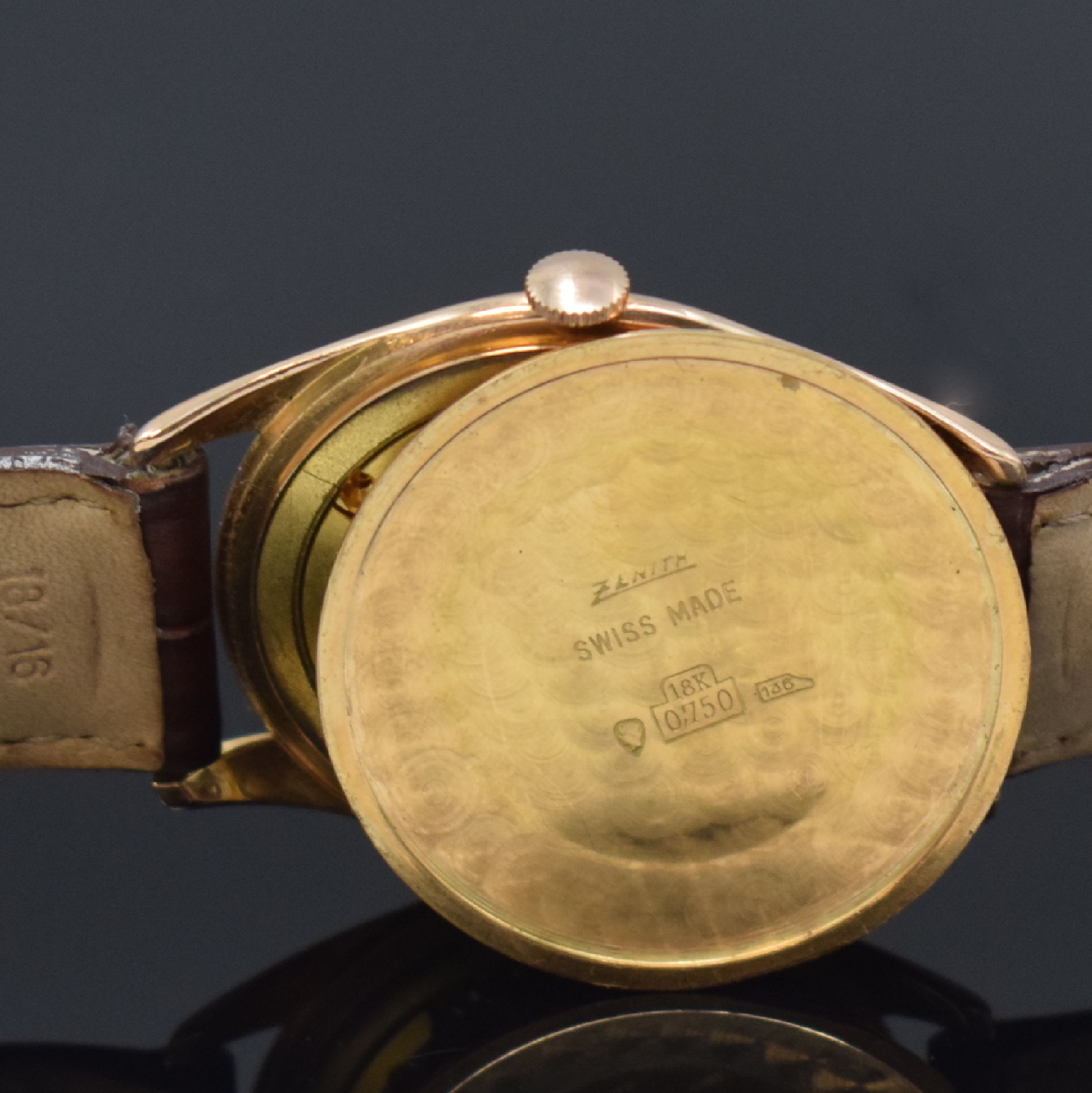 Detail e: ZENITH Herrenarmbanduhr in RG 750/000, Schweiz um 1955, Handaufzug, 3-tlg. Geh., Boden u. Glasrand aufgedr., silb. Zifferbl. pat., rotgold. Indizes ...