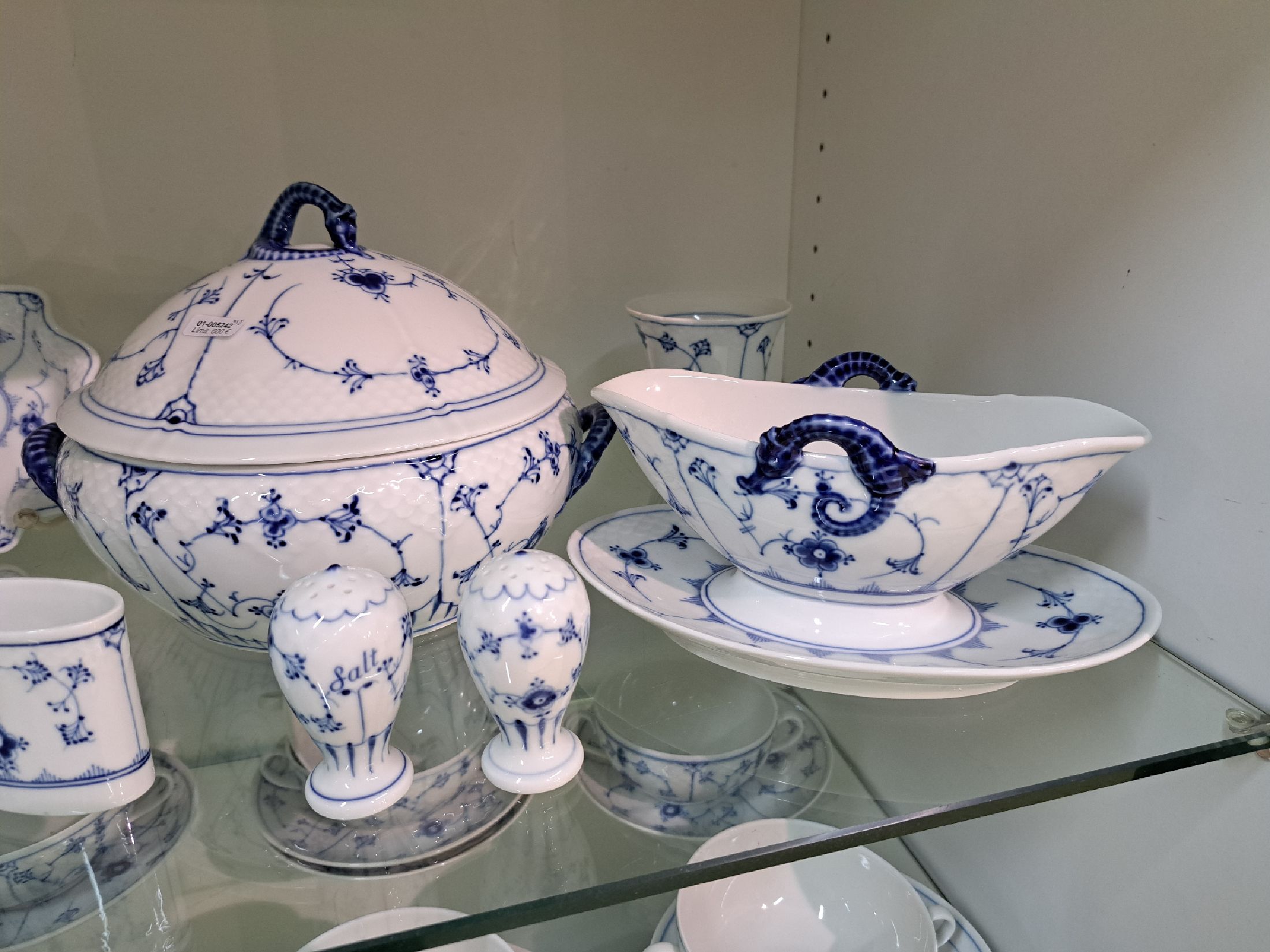Detail b: Umfangreiches Tafelservice, Bing & Gröndahl, für 12 Personen, 2. H. 20. Jh., Musselmalet, 12 Speiseteller, 12 Suppentassen mit Untertassen, zwei ...