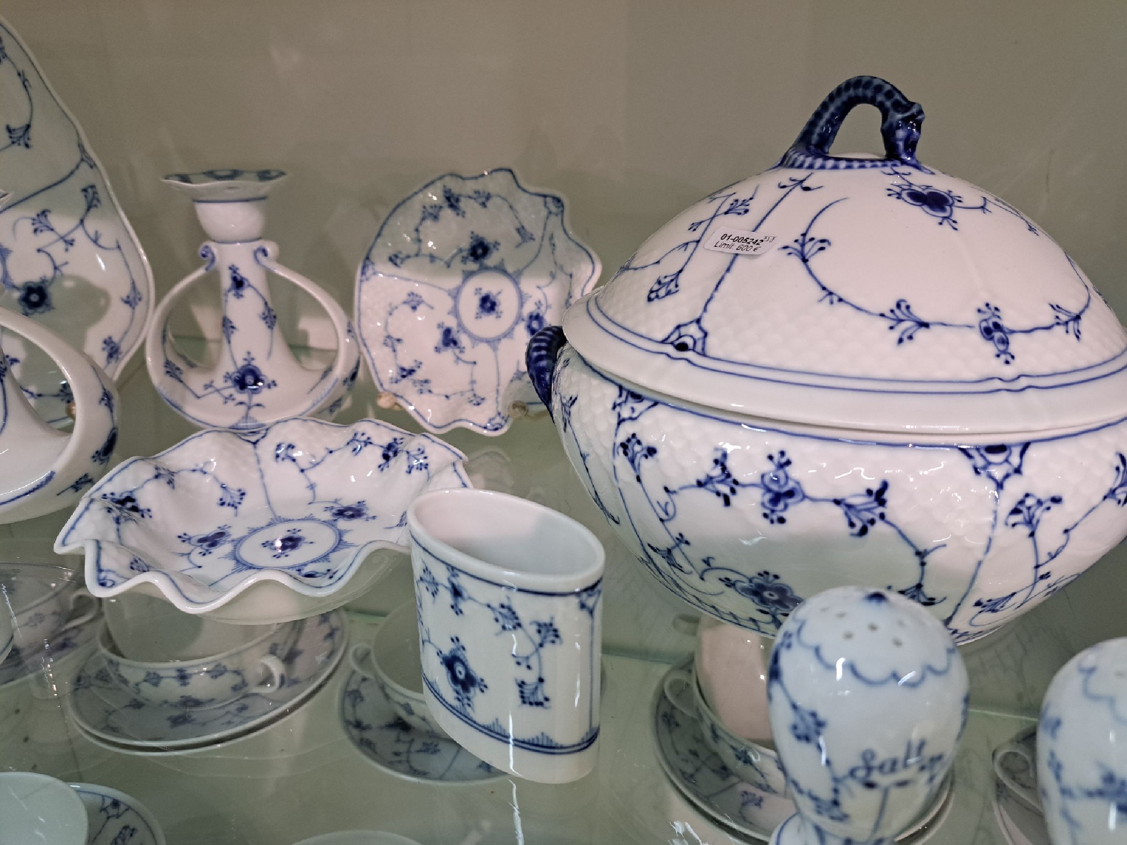 Detail c: Umfangreiches Tafelservice, Bing & Gröndahl, für 12 Personen, 2. H. 20. Jh., Musselmalet, 12 Speiseteller, 12 Suppentassen mit Untertassen, zwei ...
