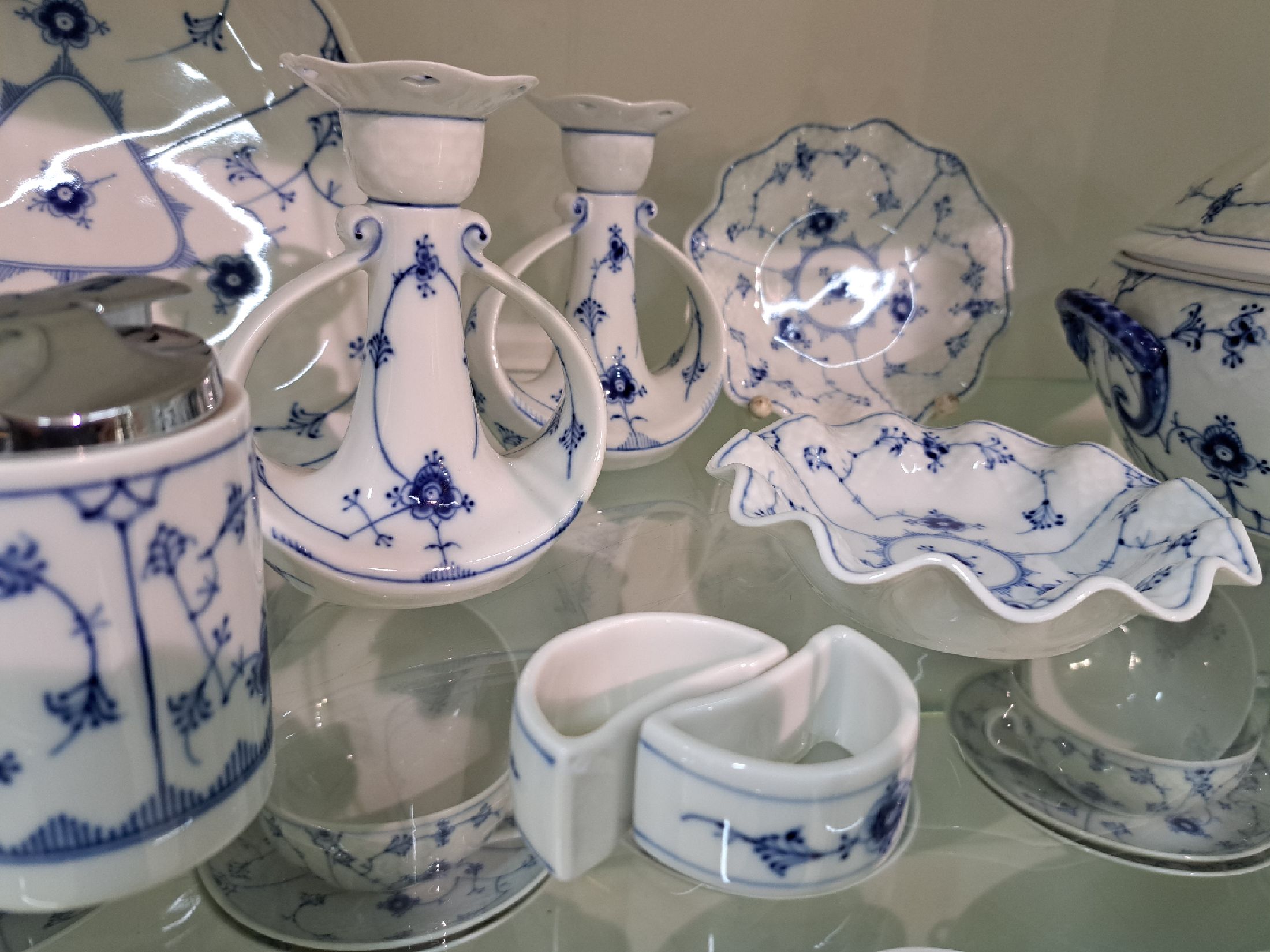 Detail d: Umfangreiches Tafelservice, Bing & Gröndahl, für 12 Personen, 2. H. 20. Jh., Musselmalet, 12 Speiseteller, 12 Suppentassen mit Untertassen, zwei ...
