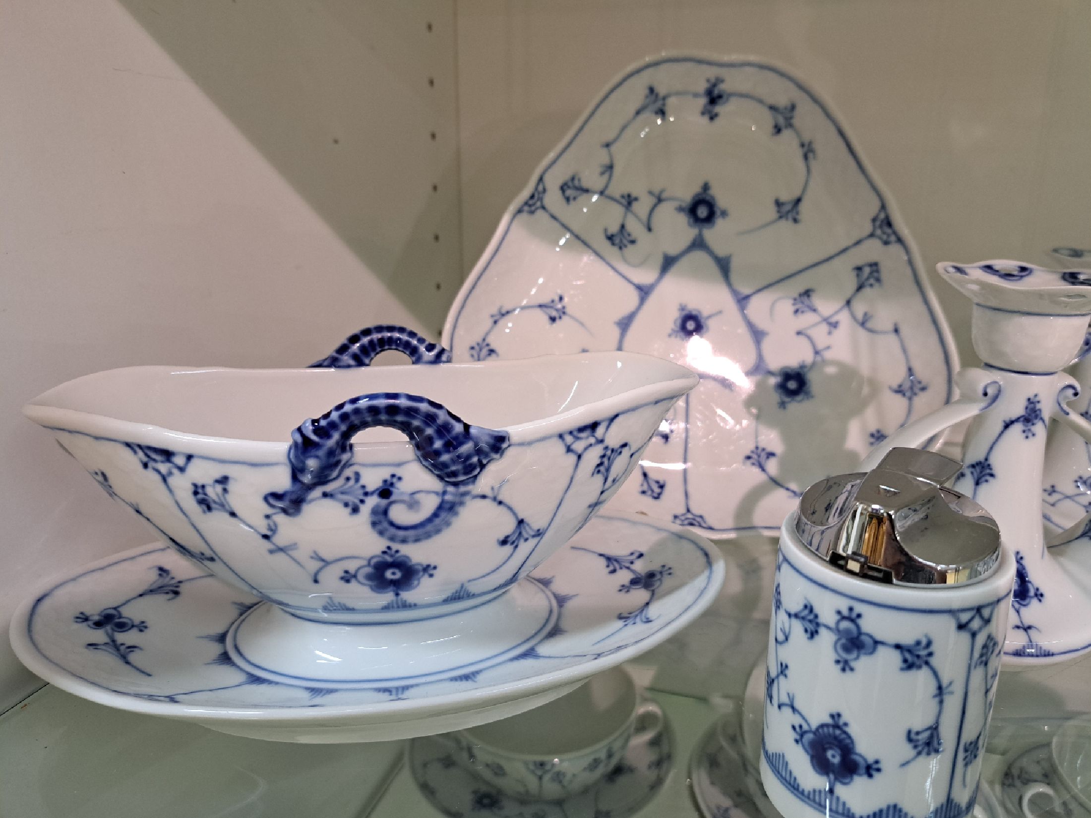 Detail e: Umfangreiches Tafelservice, Bing & Gröndahl, für 12 Personen, 2. H. 20. Jh., Musselmalet, 12 Speiseteller, 12 Suppentassen mit Untertassen, zwei ...