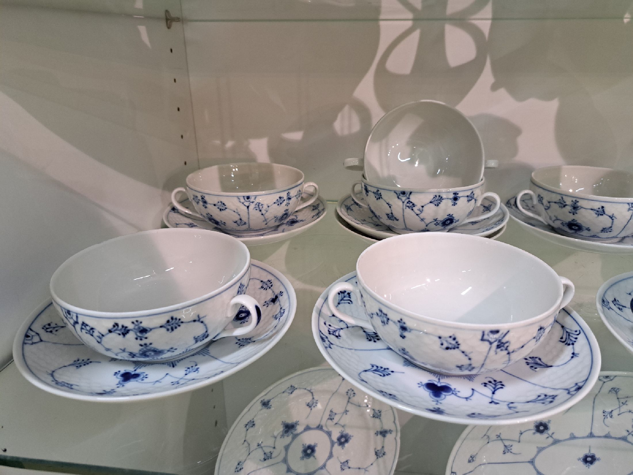 Detail f: Umfangreiches Tafelservice, Bing & Gröndahl, für 12 Personen, 2. H. 20. Jh., Musselmalet, 12 Speiseteller, 12 Suppentassen mit Untertassen, zwei ...