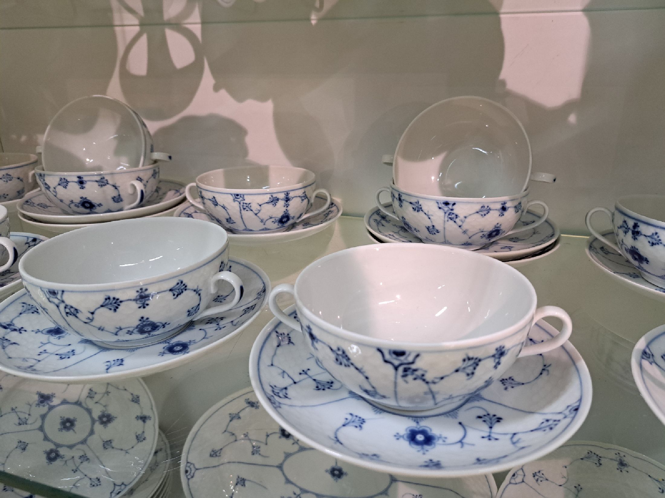 Detail g: Umfangreiches Tafelservice, Bing & Gröndahl, für 12 Personen, 2. H. 20. Jh., Musselmalet, 12 Speiseteller, 12 Suppentassen mit Untertassen, zwei ...