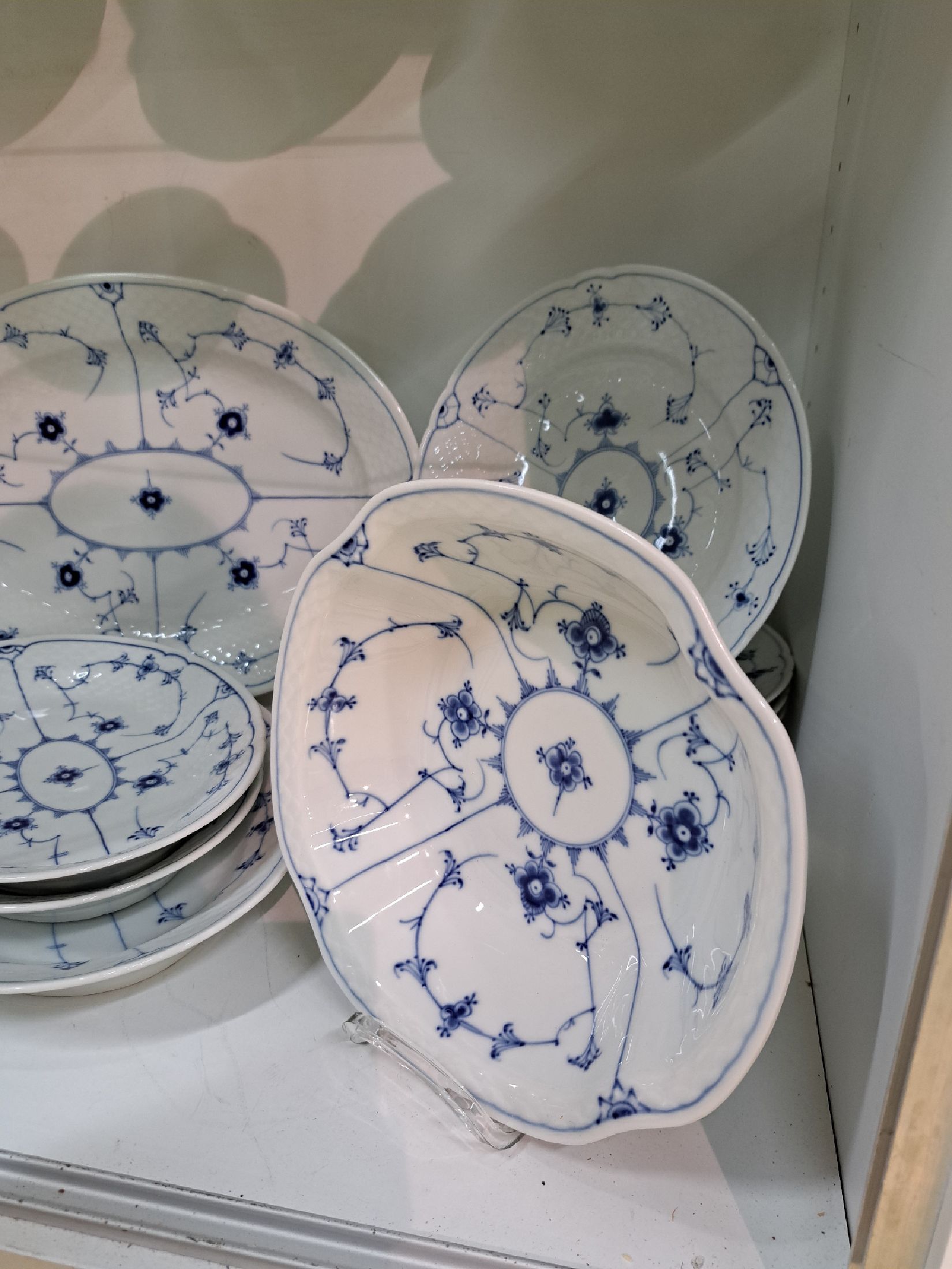 Detail h: Umfangreiches Tafelservice, Bing & Gröndahl, für 12 Personen, 2. H. 20. Jh., Musselmalet, 12 Speiseteller, 12 Suppentassen mit Untertassen, zwei ...