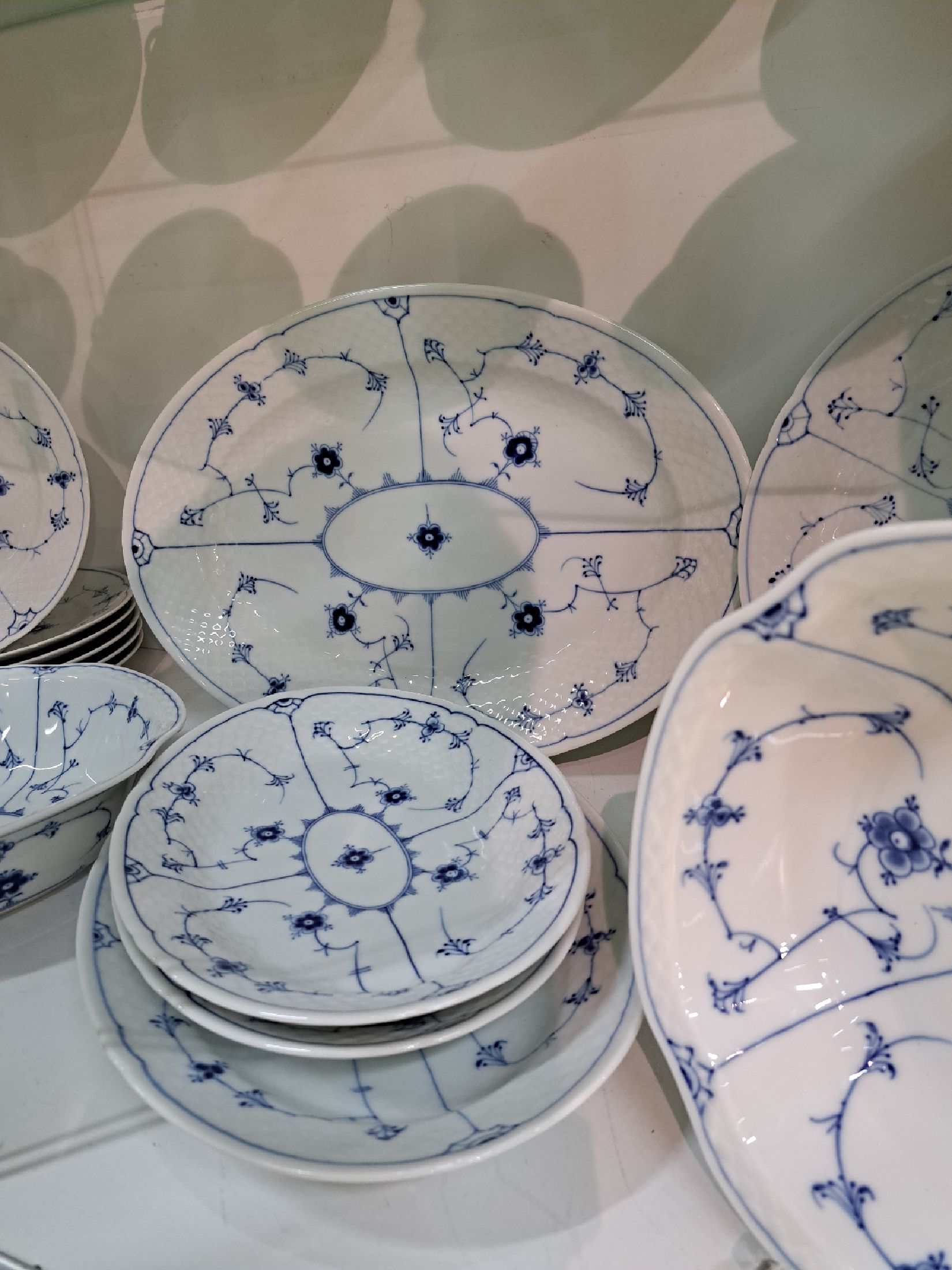 Detail i: Umfangreiches Tafelservice, Bing & Gröndahl, für 12 Personen, 2. H. 20. Jh., Musselmalet, 12 Speiseteller, 12 Suppentassen mit Untertassen, zwei ...