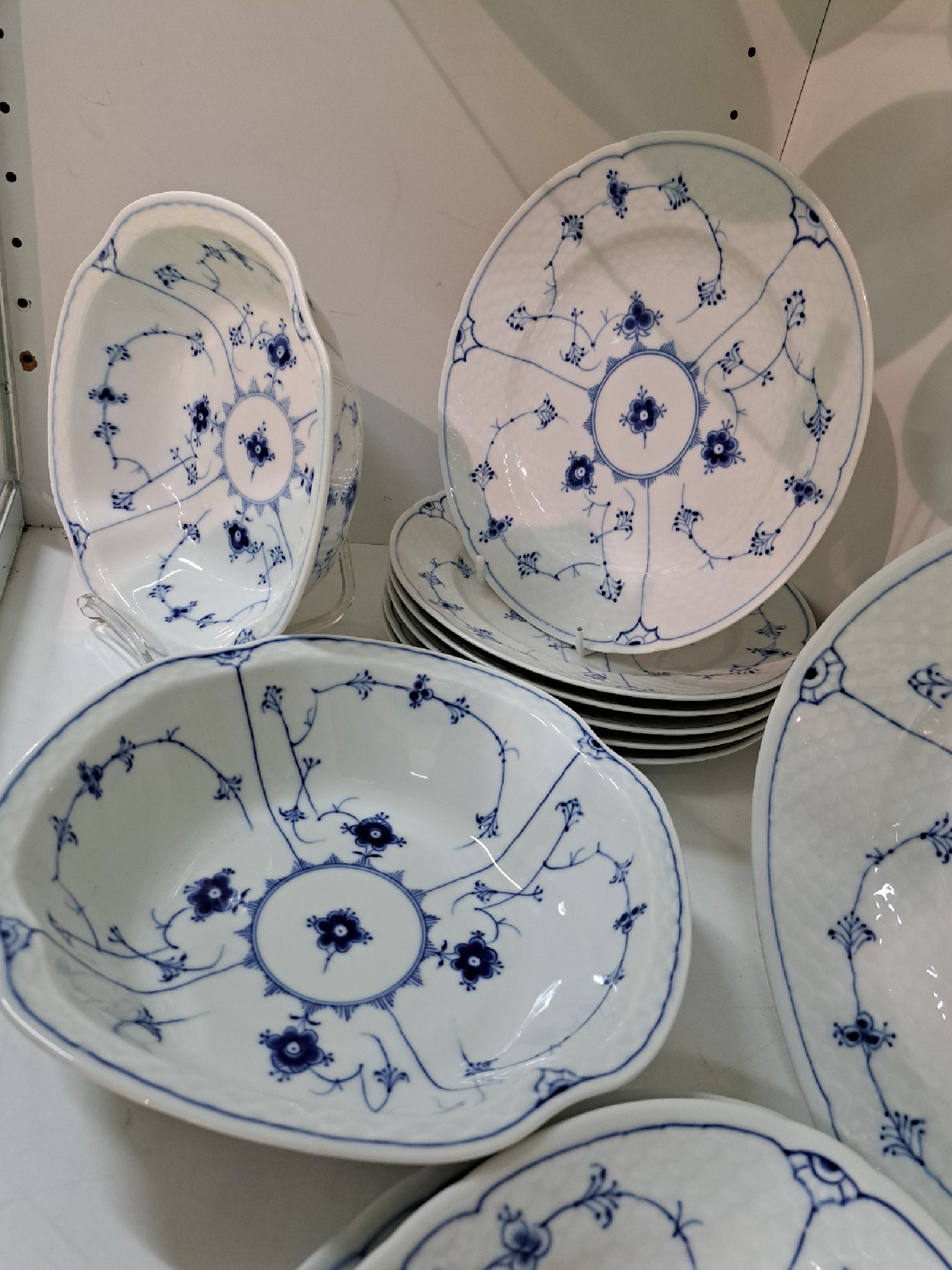 Detail j: Umfangreiches Tafelservice, Bing & Gröndahl, für 12 Personen, 2. H. 20. Jh., Musselmalet, 12 Speiseteller, 12 Suppentassen mit Untertassen, zwei ...