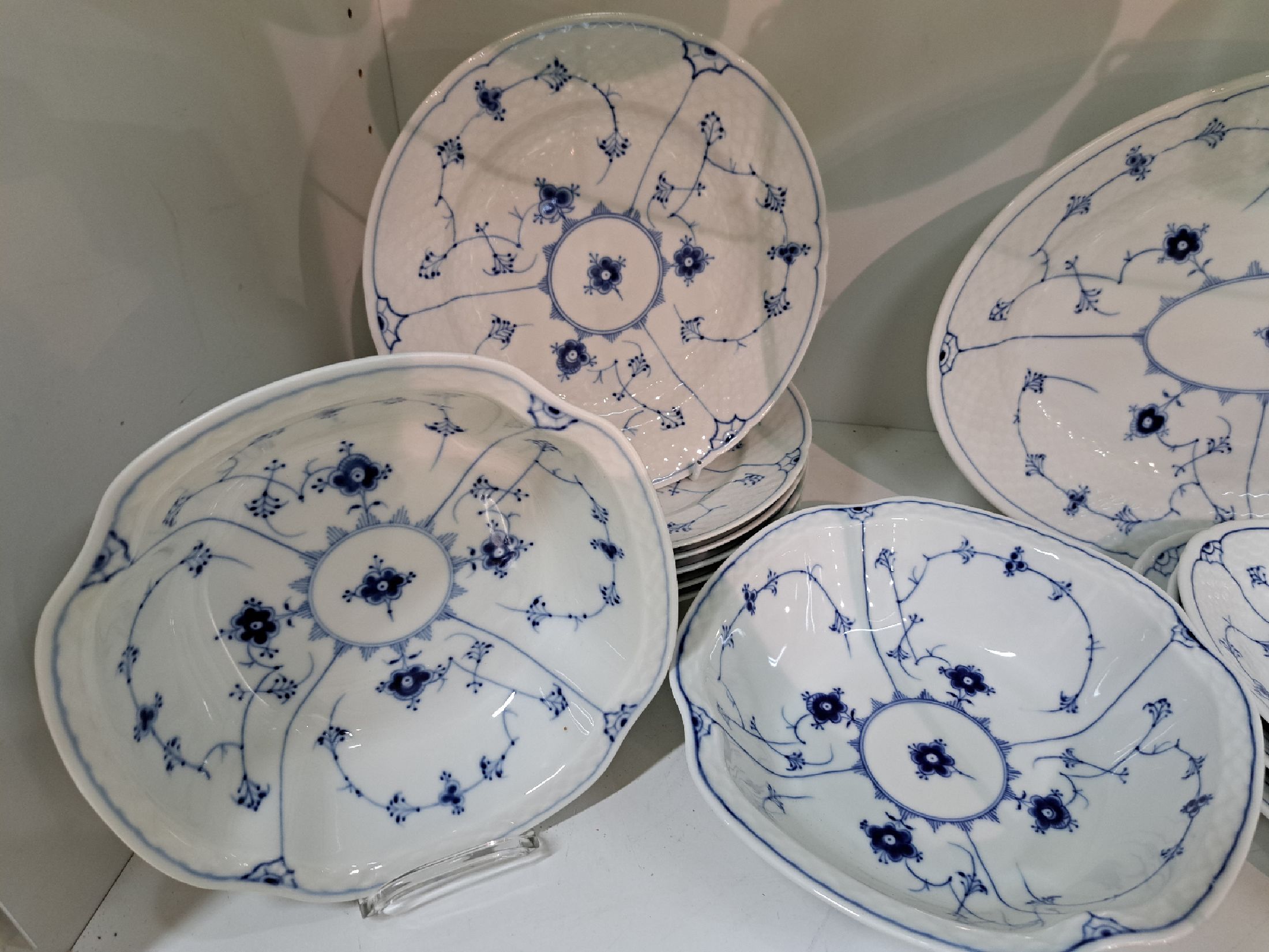 Detail k: Umfangreiches Tafelservice, Bing & Gröndahl, für 12 Personen, 2. H. 20. Jh., Musselmalet, 12 Speiseteller, 12 Suppentassen mit Untertassen, zwei ...